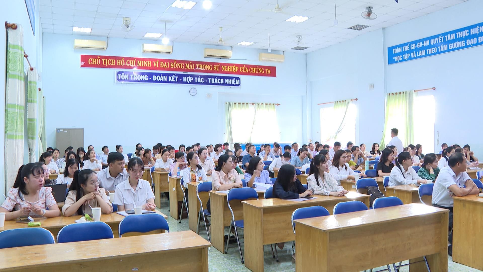 Có thể là hình ảnh về 1 người, đang học, bệnh viện và văn bản