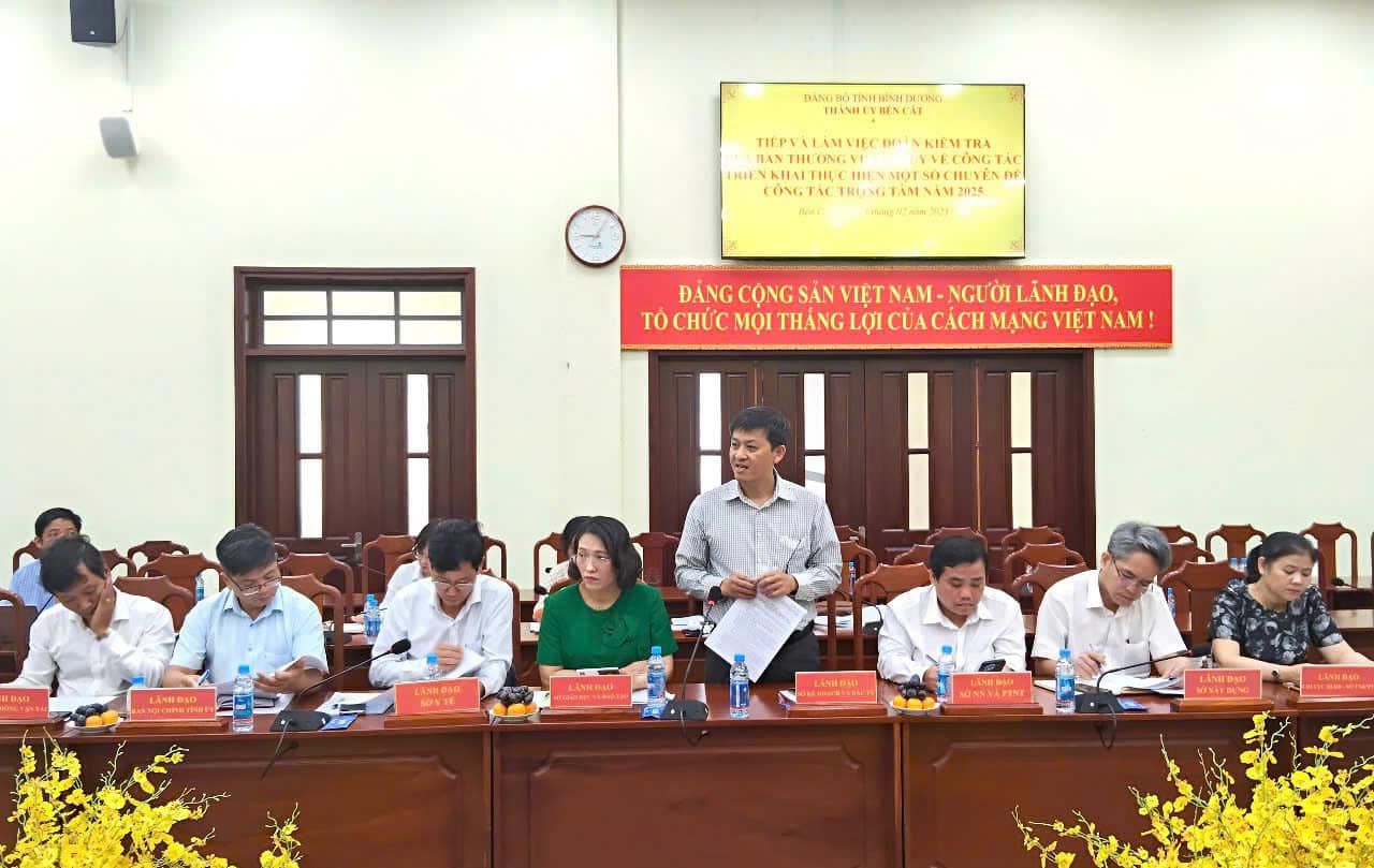 Có thể là hình ảnh về 9 người và văn bản
