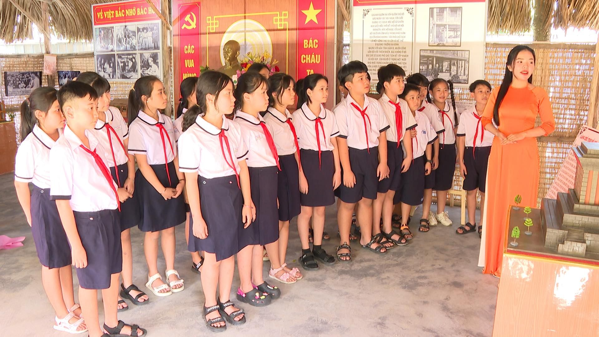 C&oacute; thể l&agrave; h&igrave;nh ảnh về 11 người v&agrave; văn bản