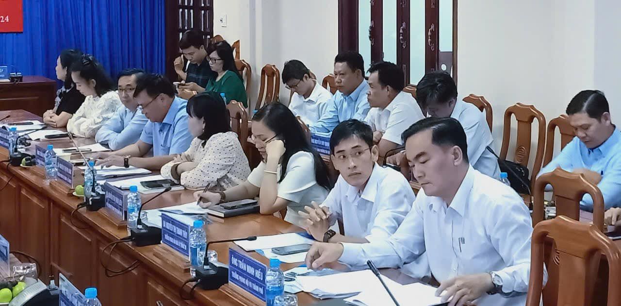 Có thể là hình ảnh về 10 người, mọi người đang học và văn bản