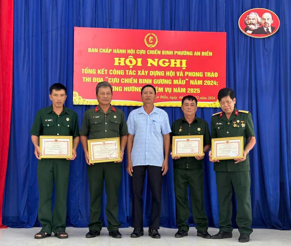 Có thể là hình ảnh về 5 người và văn bản