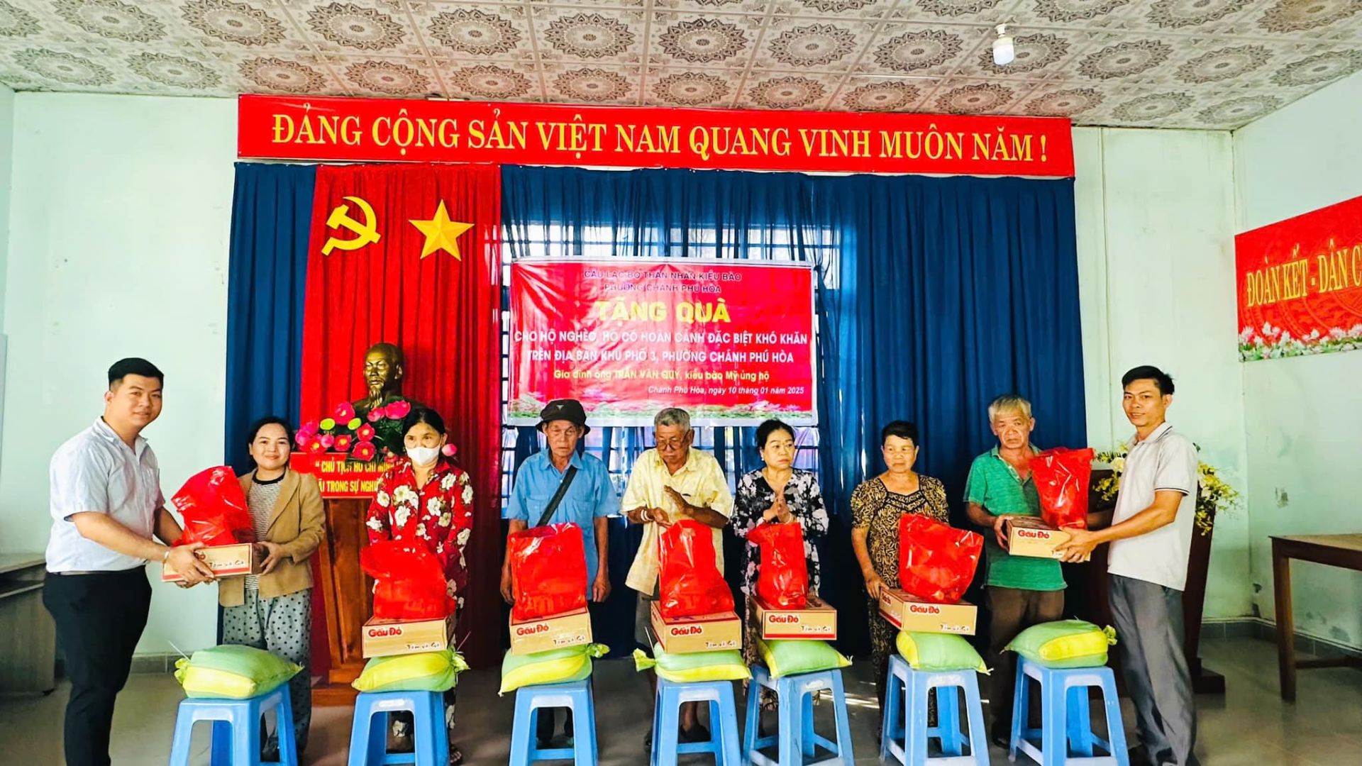 Có thể là hình ảnh về 10 người và văn bản