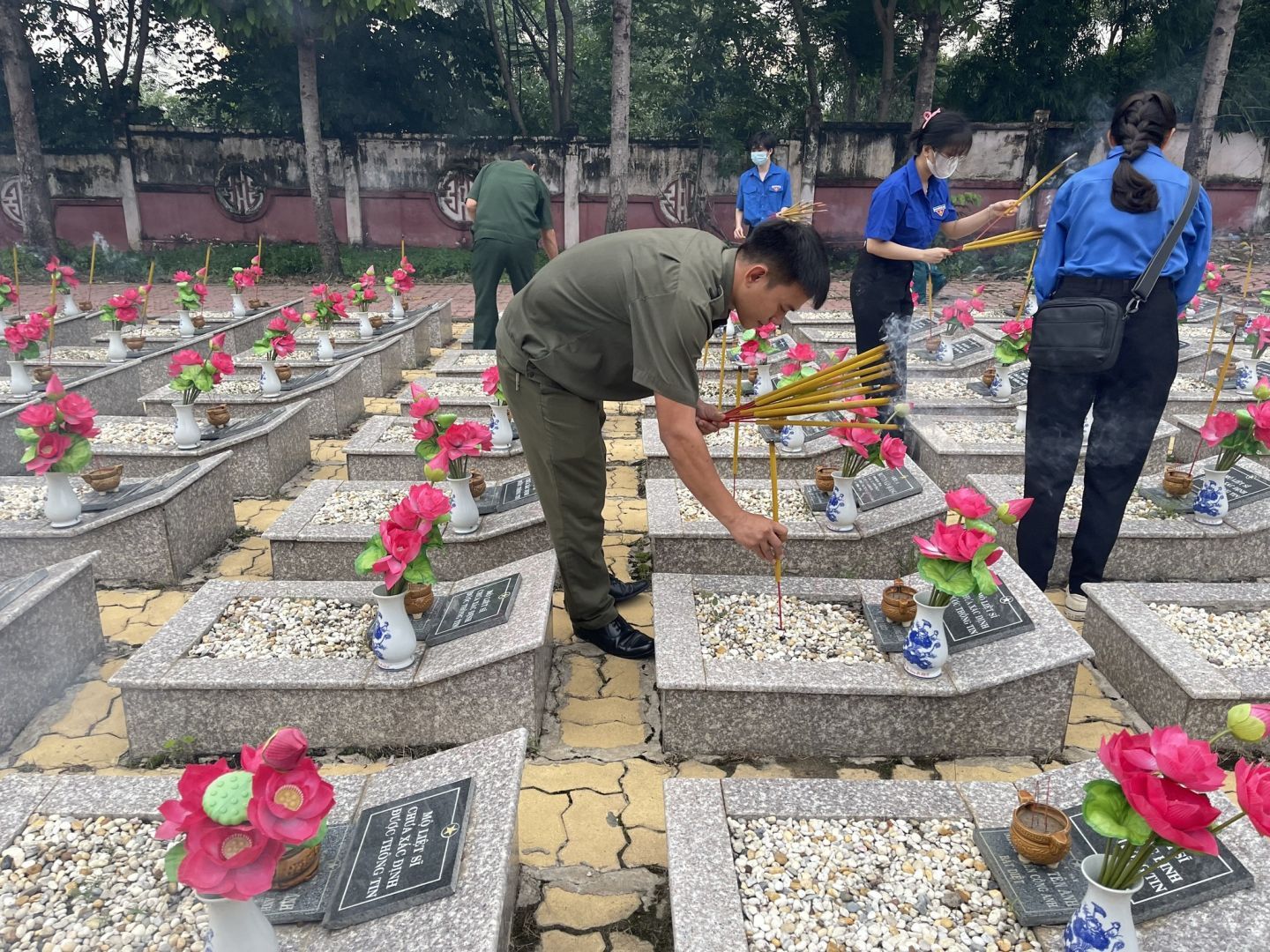 Có thể là hình ảnh về 5 người và văn bản