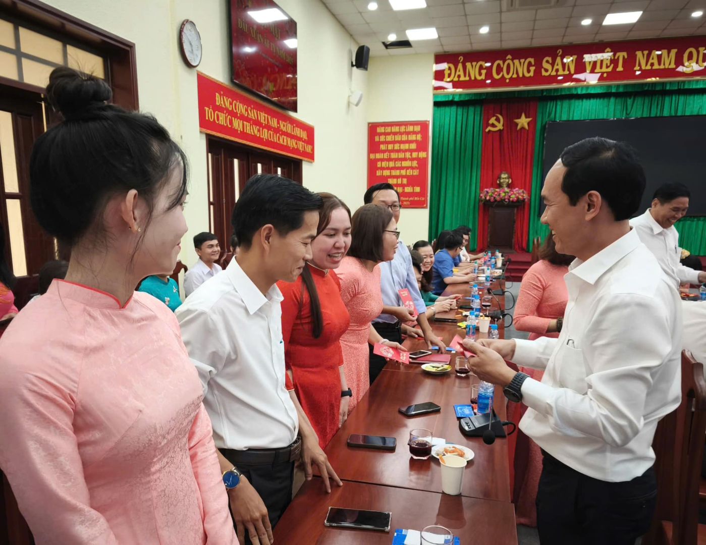 Có thể là hình ảnh về 7 người và văn bản