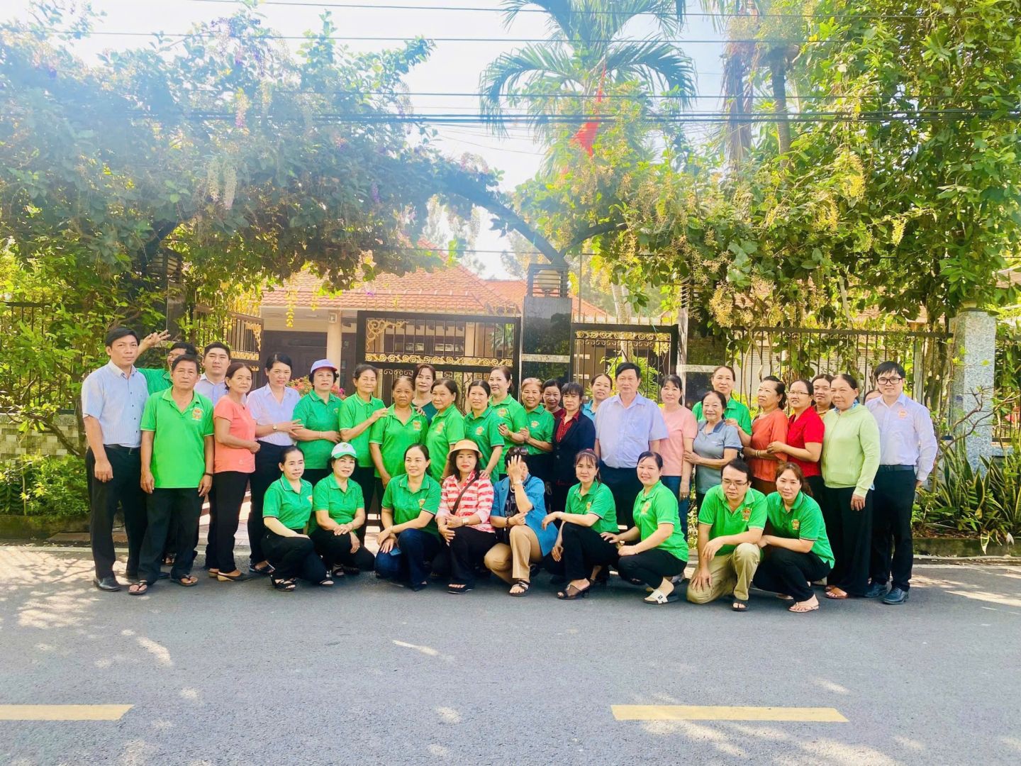 Có thể là hình ảnh về 7 người và cây