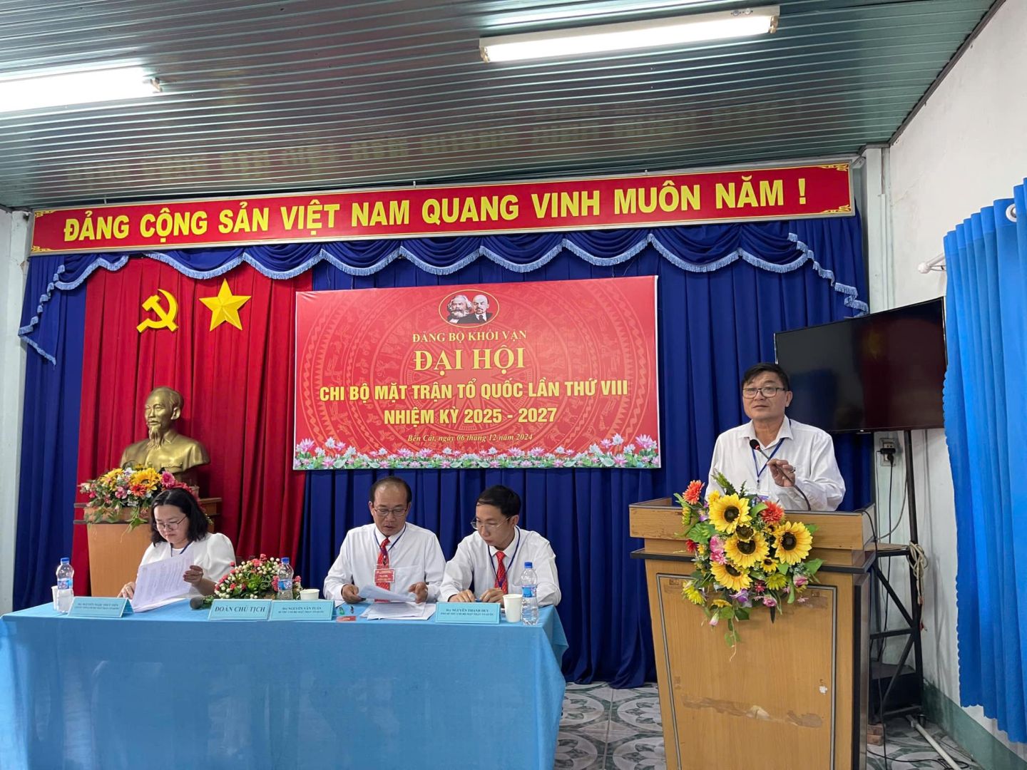 Có thể là hình ảnh về 5 người, cái bục và văn bản cho biết 'ĐẢNG CỘNG SẢN VIỆT NAM QUANG VINH MUÔN NĂM ! ĐANG BỌ κΙό VAN ĐAIHOI ĐAI HỌI C BỘ MẶT TRÂN TỔ QUỐC LẦN THỨ VIII NHIỆM KỲ 2025- -202 2027 C 5 PREOR'