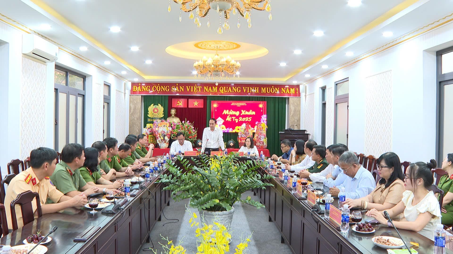 Có thể là hình ảnh về 8 người, đền thờ và cái bục