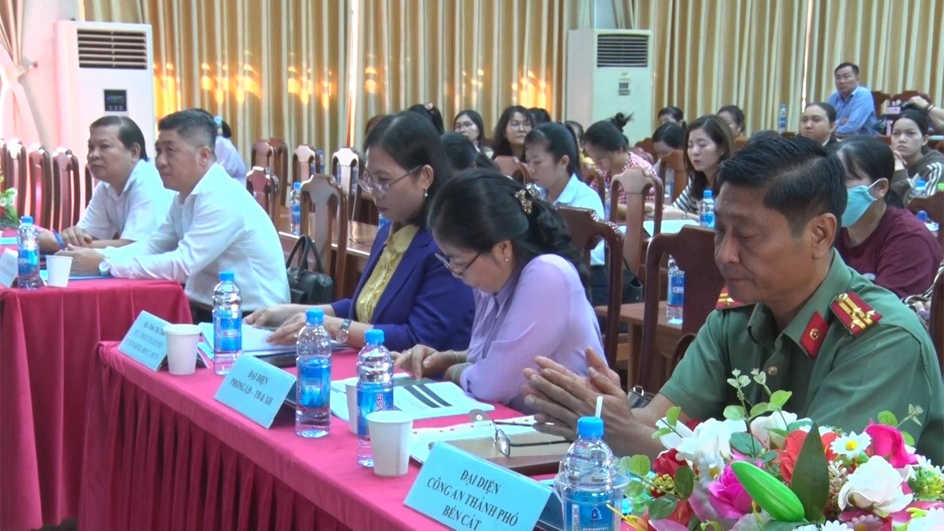 C&oacute; thể l&agrave; h&igrave;nh ảnh về 5 người, c&aacute;i bục v&agrave; văn bản