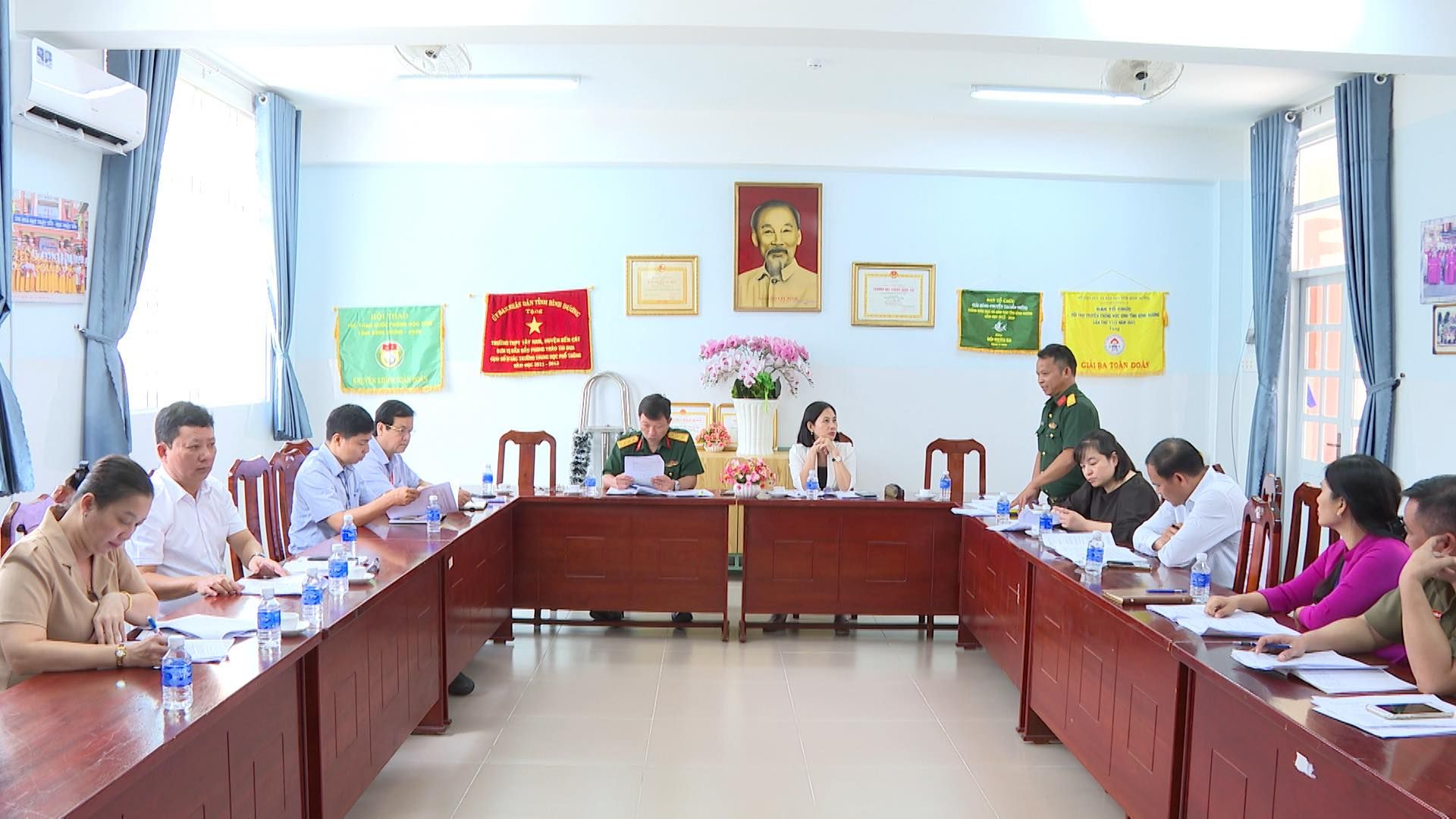 Có thể là hình ảnh về 11 người, mọi người đang học, bệnh viện và văn bản