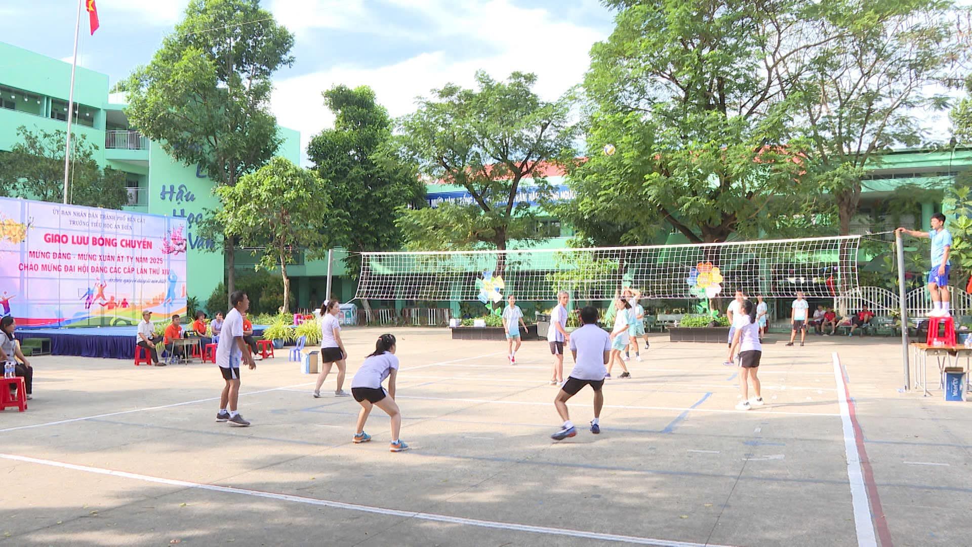 Có thể là hình ảnh về 12 người, mọi người đang chơi bóng rổ, mọi người đang chơi bóng chuyền, mọi người đang chơi tennis và văn bản