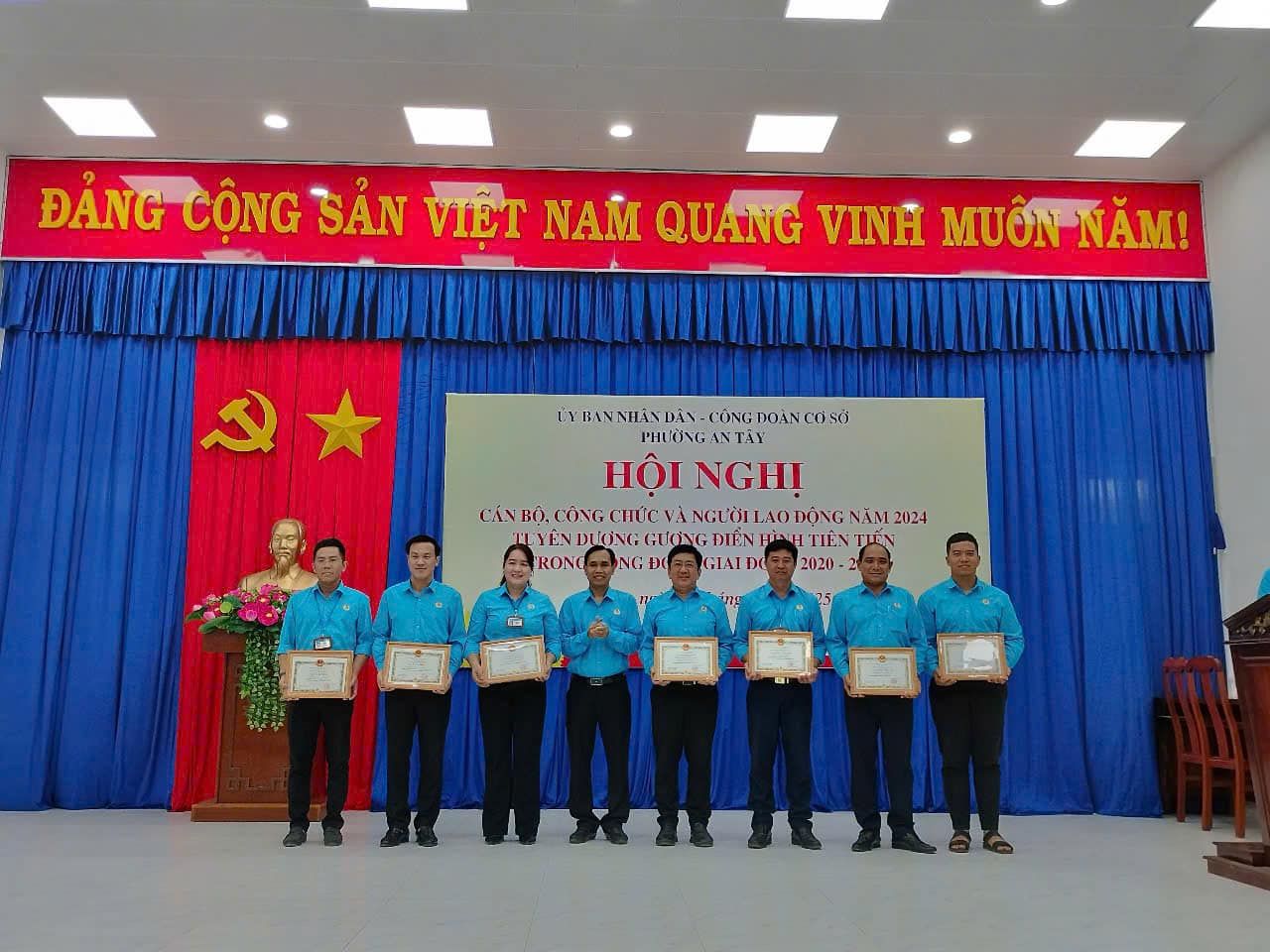 Có thể là hình ảnh về ‎8 người và ‎văn bản cho biết '‎ĐẢNG CỘNG SẢN VIỆT NAM QUANG VINH MUÔN MUÔNNĂM! NĂM! IYBANNHANDAS I1BIWNITANDIN-CONEDOINCES CÔNG CONGDOAN DOÀN cO sổ PHƯONGANTAY TÂY PHƯỜNG HÔINGHỊ NGHI NG CÁN BỘ. CÔNG CHỨC VÀ NGƯỜI LAO ĐỘNG NĂM 2024 TL YÊN DƯỢNG DƯƠNGGUONG .,_4 GƯỢNG ĐIỀN پحip TIEN RONG NG NGĐ ĐO GIAI DO 2020‎'‎‎