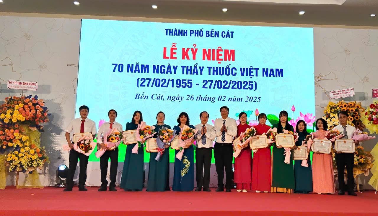 Có thể là hình ảnh về 10 người và văn bản cho biết '( SOYT THÀNH PHỐ BẾN CÁT LỄ KỶ NIỆM 70 NĂM NGÀY THẦY THUỐC VIỆT NAM (27/02/1955 27/02/2025) Bến Cát, ngày 26 tháng 02 năm 2025 സைவனി Tиa 20 製国 G0 ကျည် เอี้'