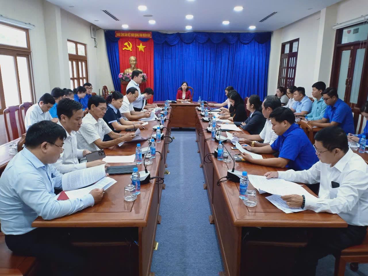 Có thể là hình ảnh về 10 người và mọi người đang học