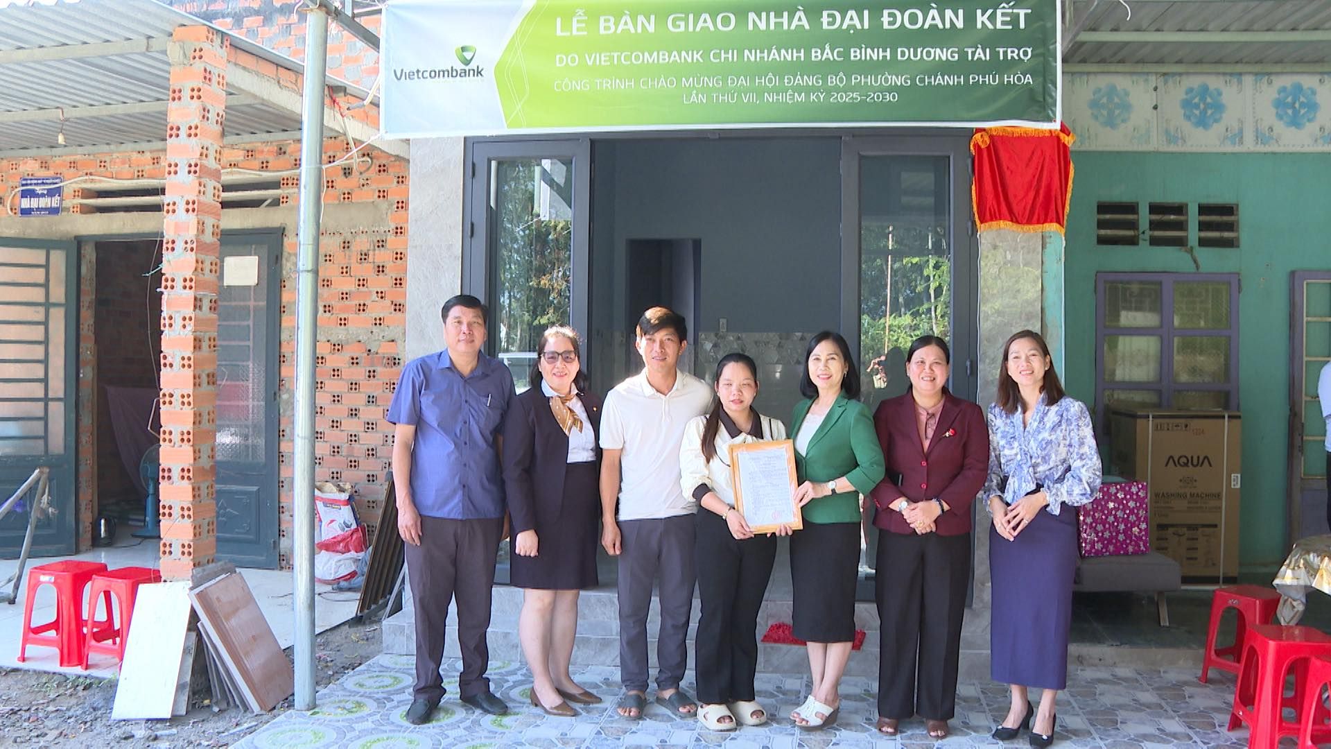 Có thể là hình ảnh về 7 người và văn bản cho biết 'Vietcombank LE BÀN GIAO NHÀ ĐẠI ĐOÀN KT DO OVIETCOMBANK CHI NHÁNH BẮC BÌNH DƯƠNG TÀI TRỢ CÔNGTRINHCHÃO MƯNG ĐẠI HỘI ĐẢNG PHƯỜNG CHÀNH PHÚ HOA LÂN HUVI NHIỆM KY ww.Pw.doMN-DA20 2025 2025-2030 A9 I 40'