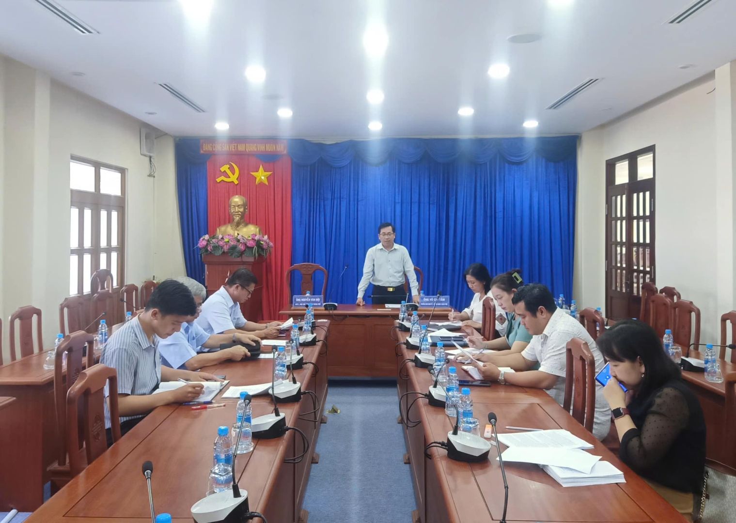 Có thể là hình ảnh về 7 người, mọi người đang học và văn bản