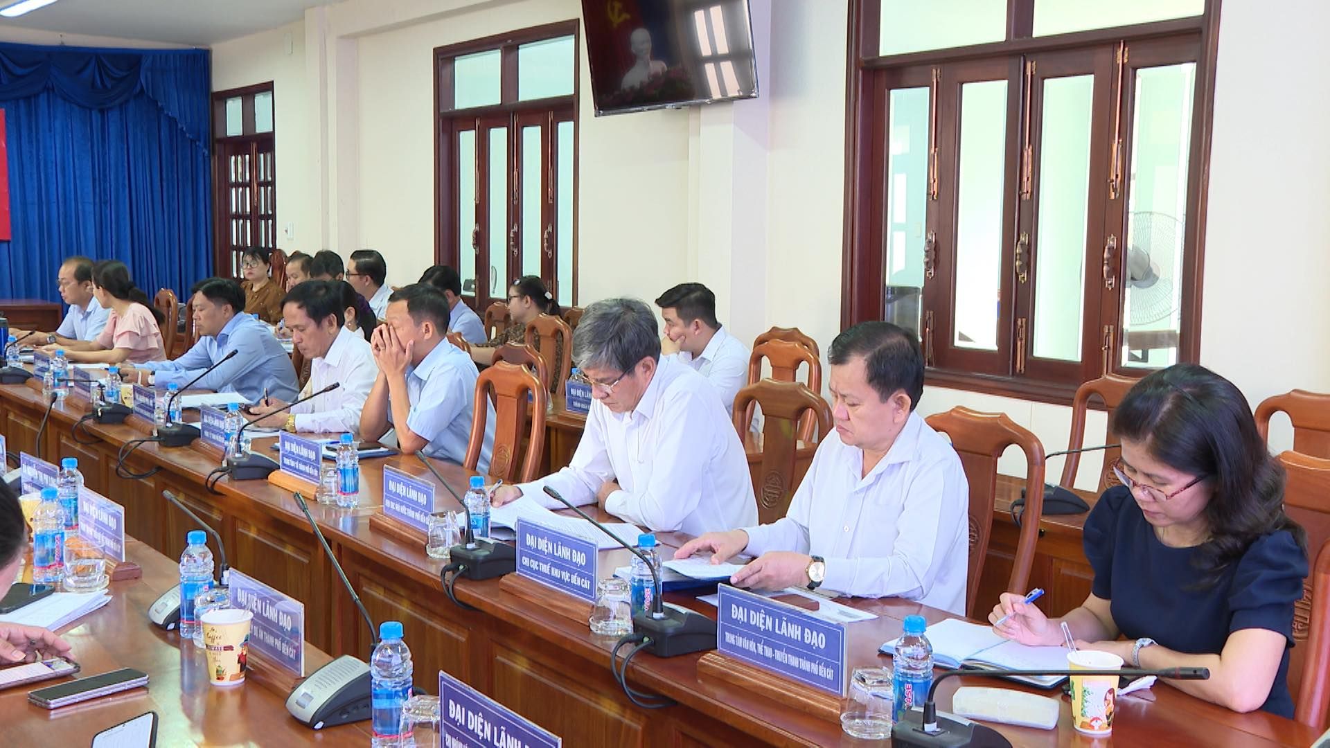 C&oacute; thể l&agrave; h&igrave;nh ảnh về 7 người v&agrave; văn bản