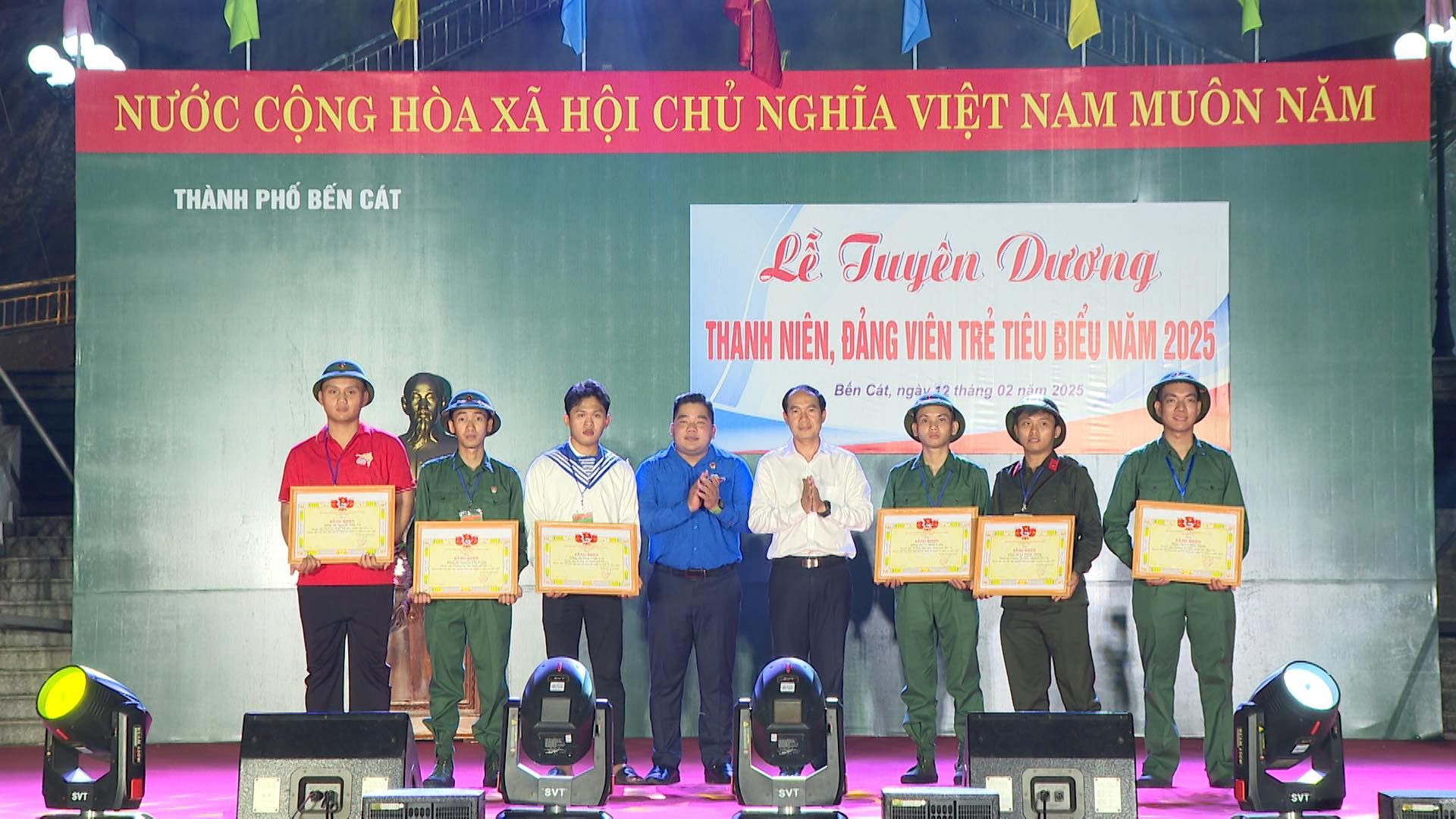 Có thể là hình ảnh về 8 người và văn bản cho biết 'THÀNH PHỐ BẾN CÁT NƯỚC CÔNG HÒA XÃ HỘI CHỦ NGHĨA VIỆT NAM MUÔN NĂM Lô Tuyên Dương THANH NIÊN, ĐẢNG VIÊN TRẺ TIÊU BIÊU NĂM 2025 Bên Cát, ngayt tháng 2n oz im በ2 02025 타물농'
