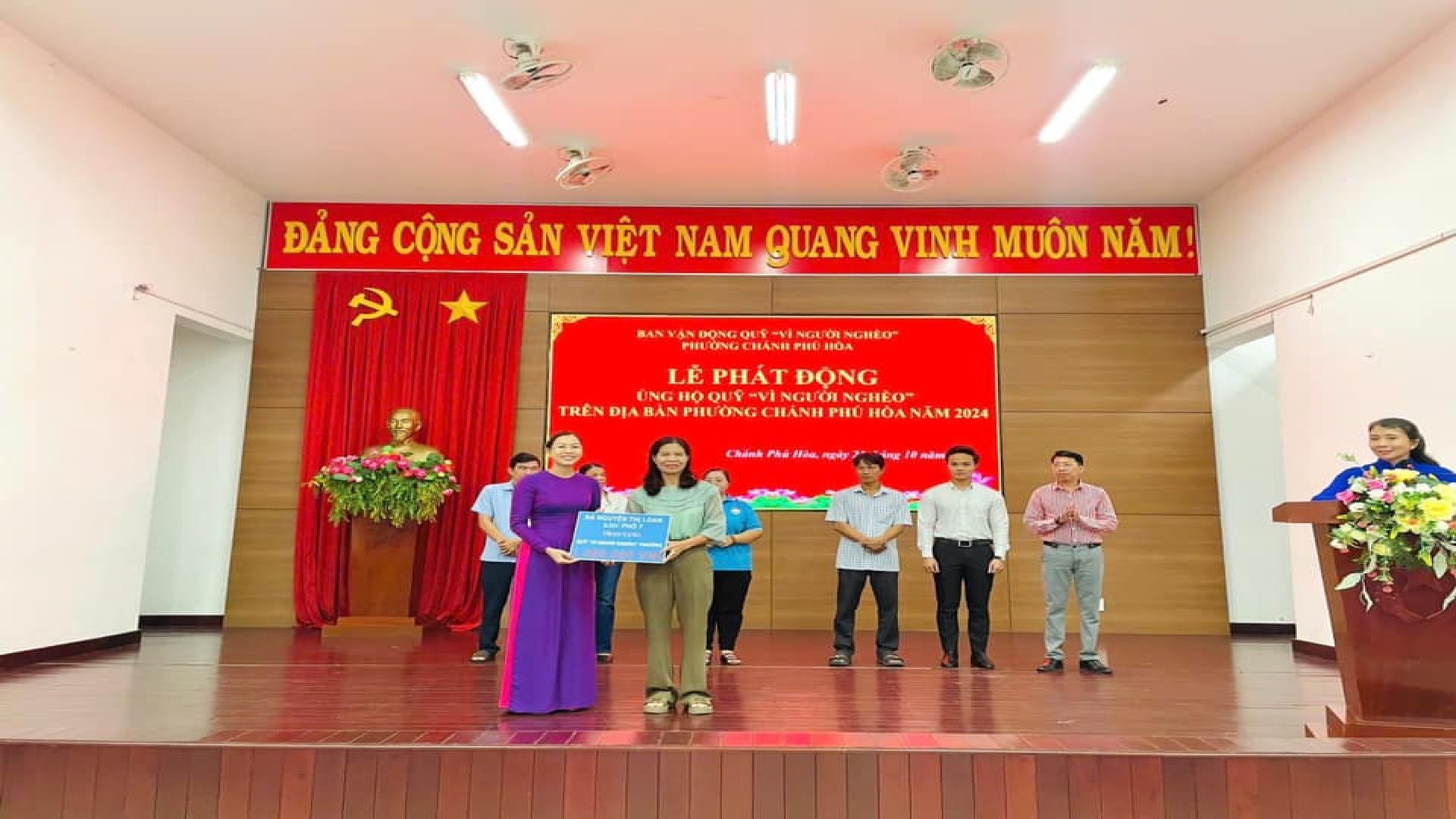 C&oacute; thể l&agrave; h&igrave;nh ảnh về 8 người, đền thờ, c&aacute;i bục v&agrave; văn bản