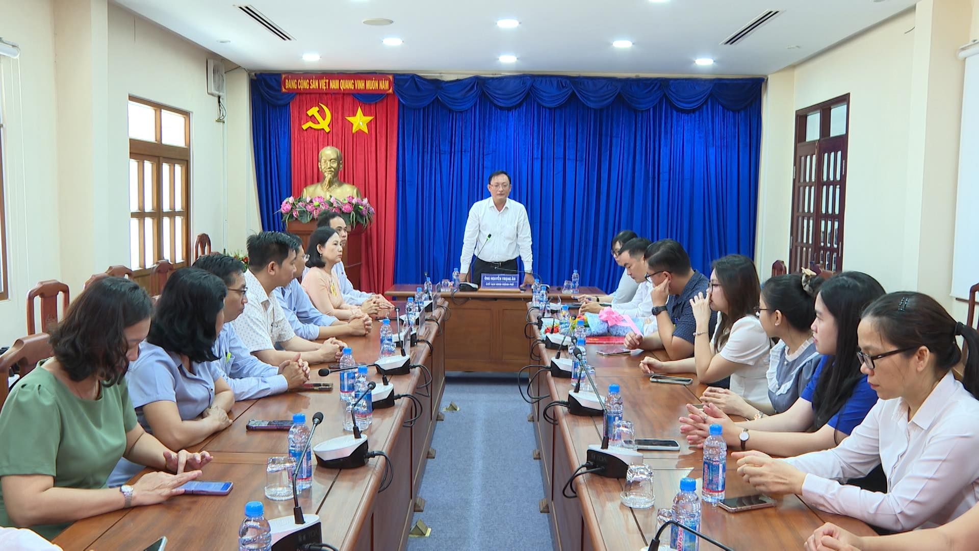 Có thể là hình ảnh về 6 người, mọi người đang học và văn bản