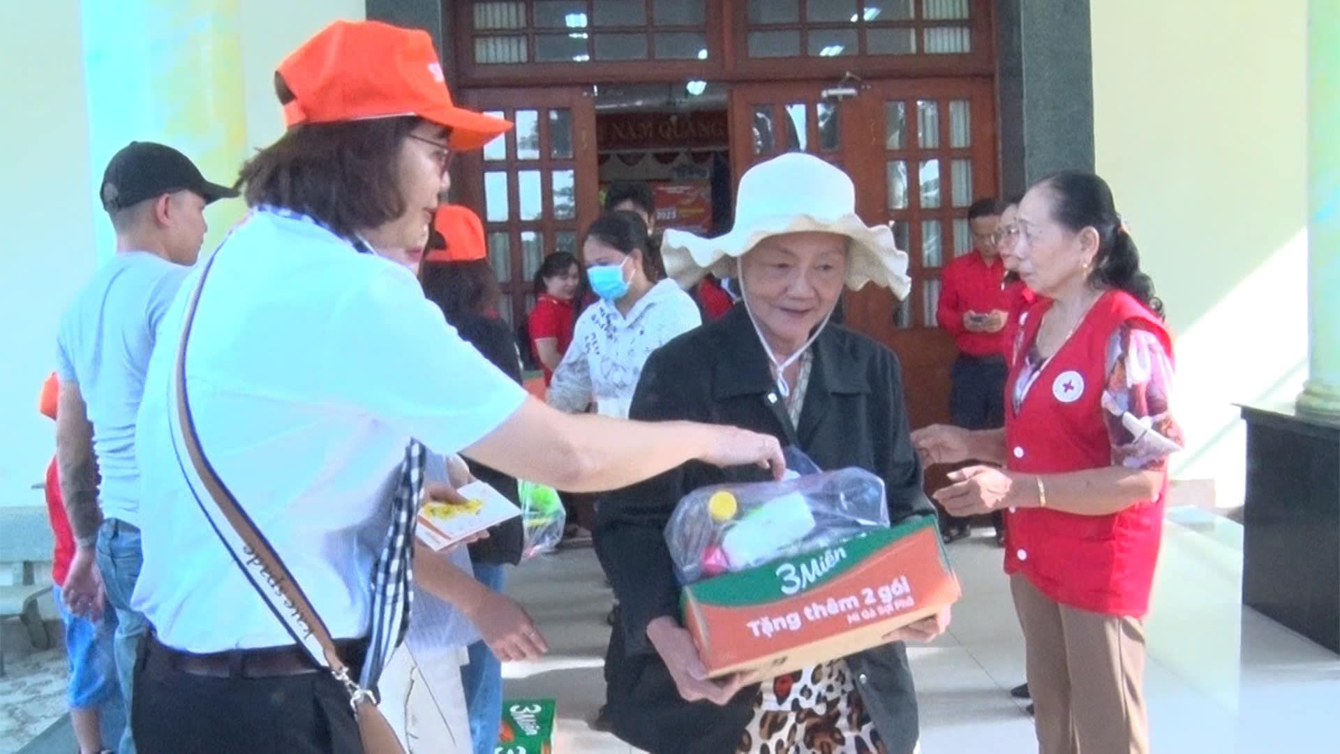 Có thể là hình ảnh về 3 người và văn bản