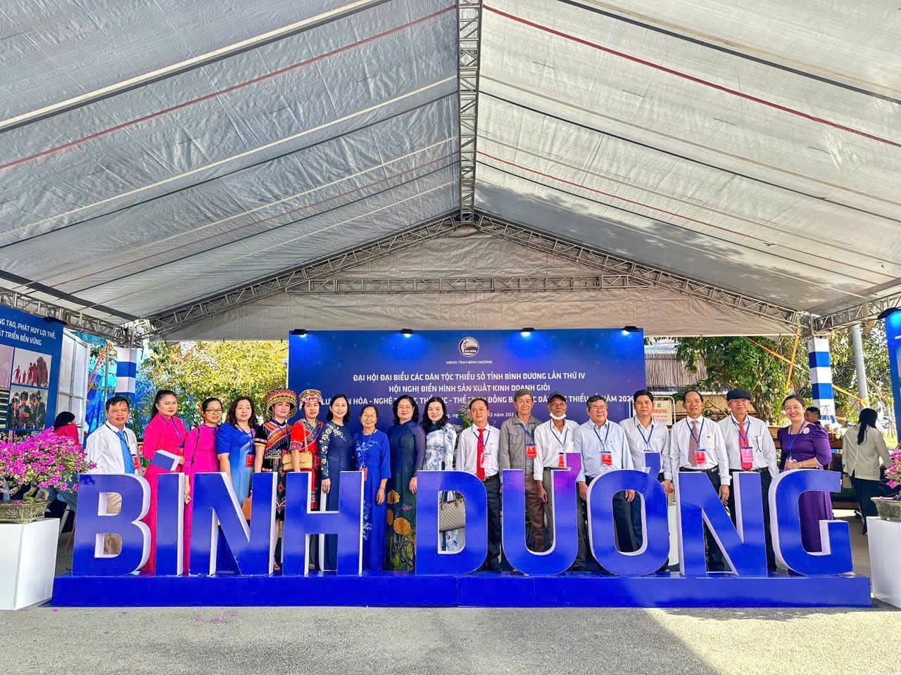 Có thể là hình ảnh về 13 người và văn bản