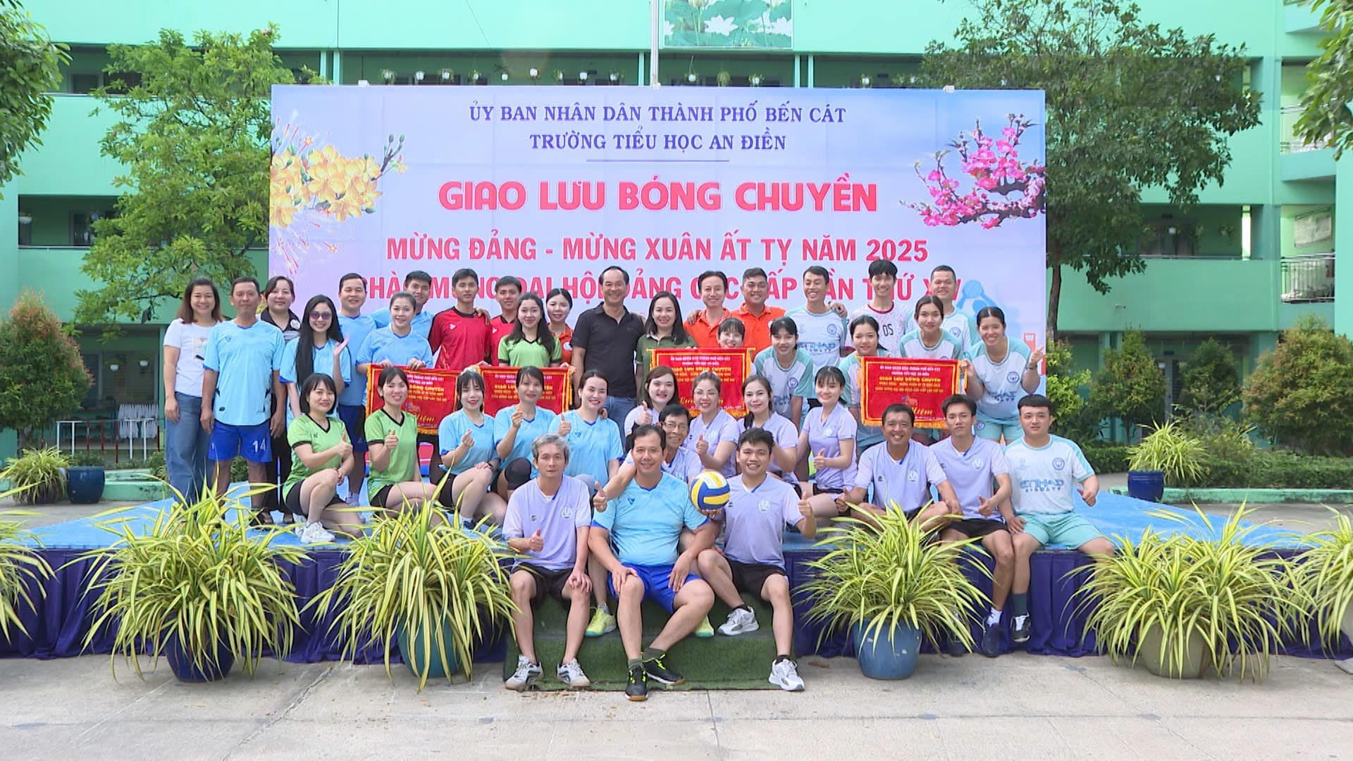 Có thể là hình ảnh về 3 người và văn bản