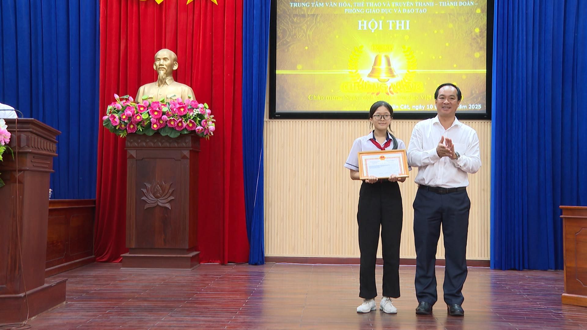 C&oacute; thể l&agrave; h&igrave;nh ảnh về 2 người, c&aacute;i bục v&agrave; văn bản