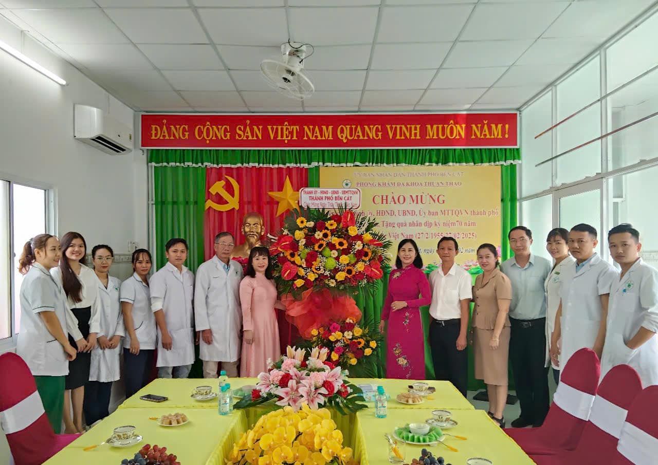 Có thể là hình ảnh về 14 người, cái bục và văn bản