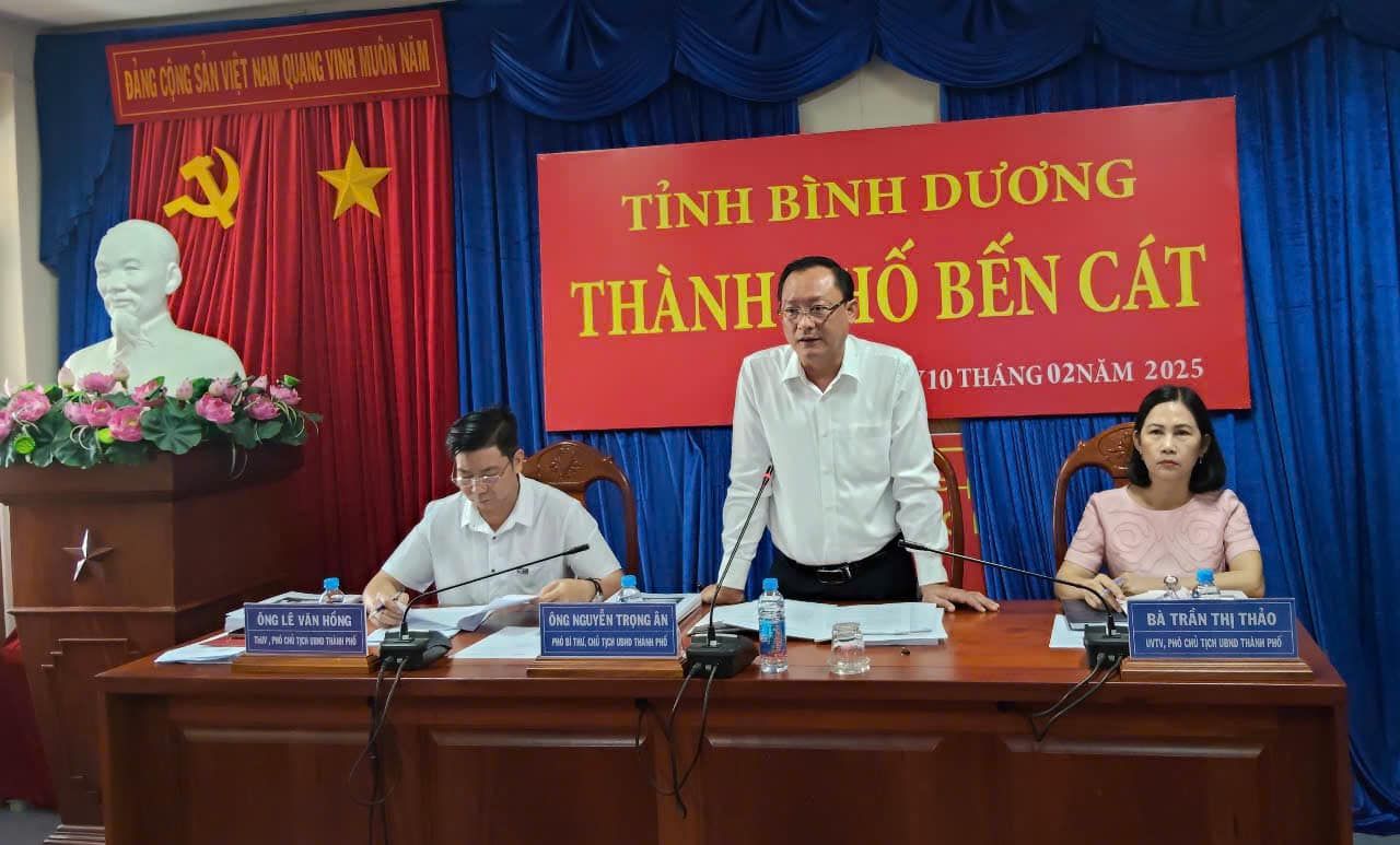 Có thể là hình ảnh về 3 người và văn bản