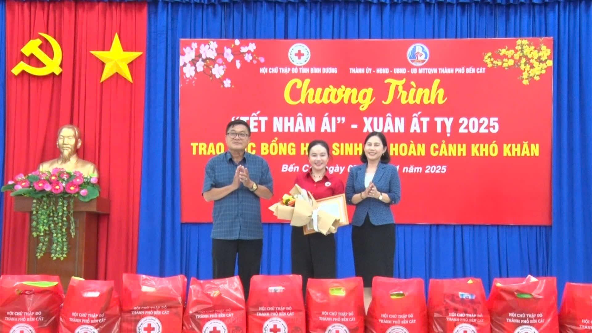 C&oacute; thể l&agrave; h&igrave;nh ảnh về 3 người v&agrave; văn bản