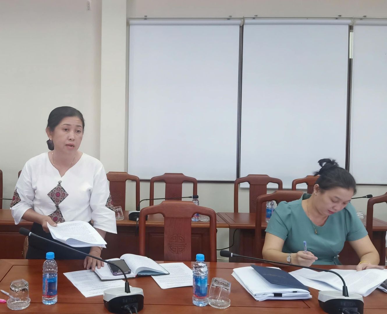 Có thể là hình ảnh về 2 người và mọi người đang học