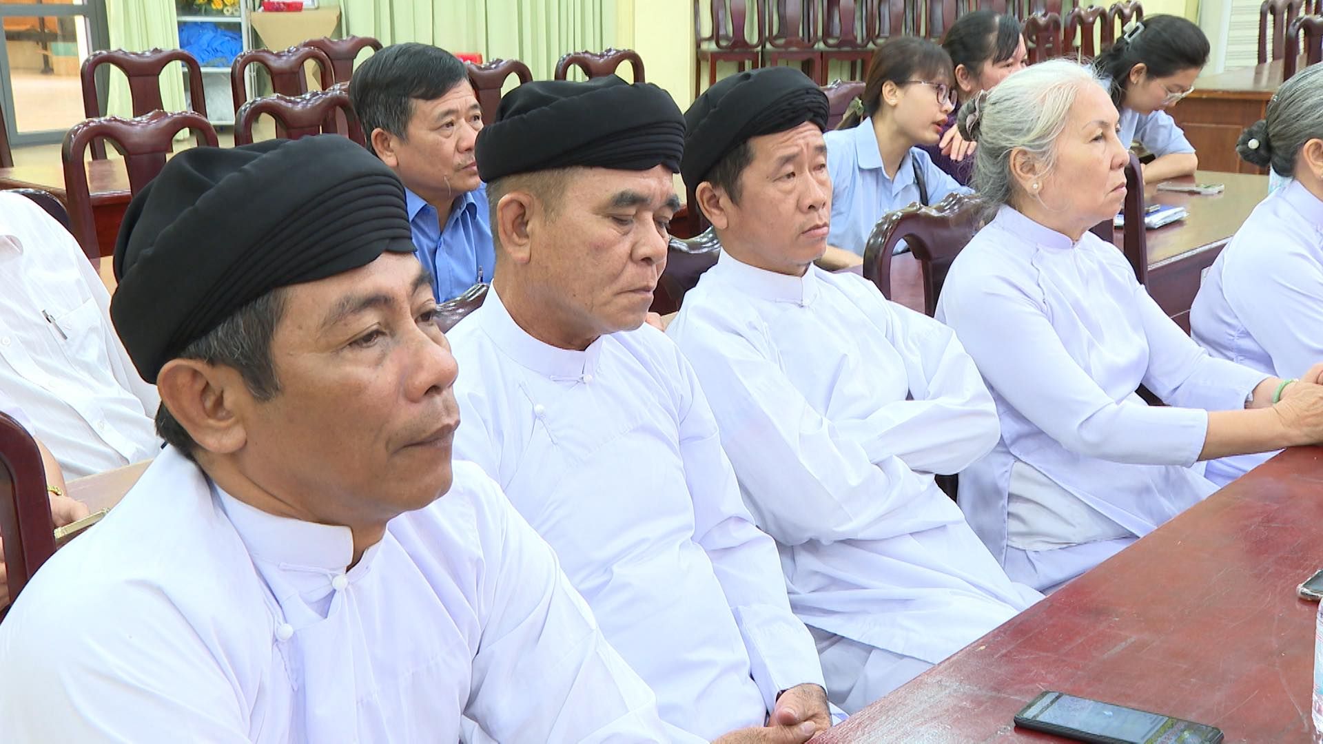 Có thể là hình ảnh về 4 người và cái bục