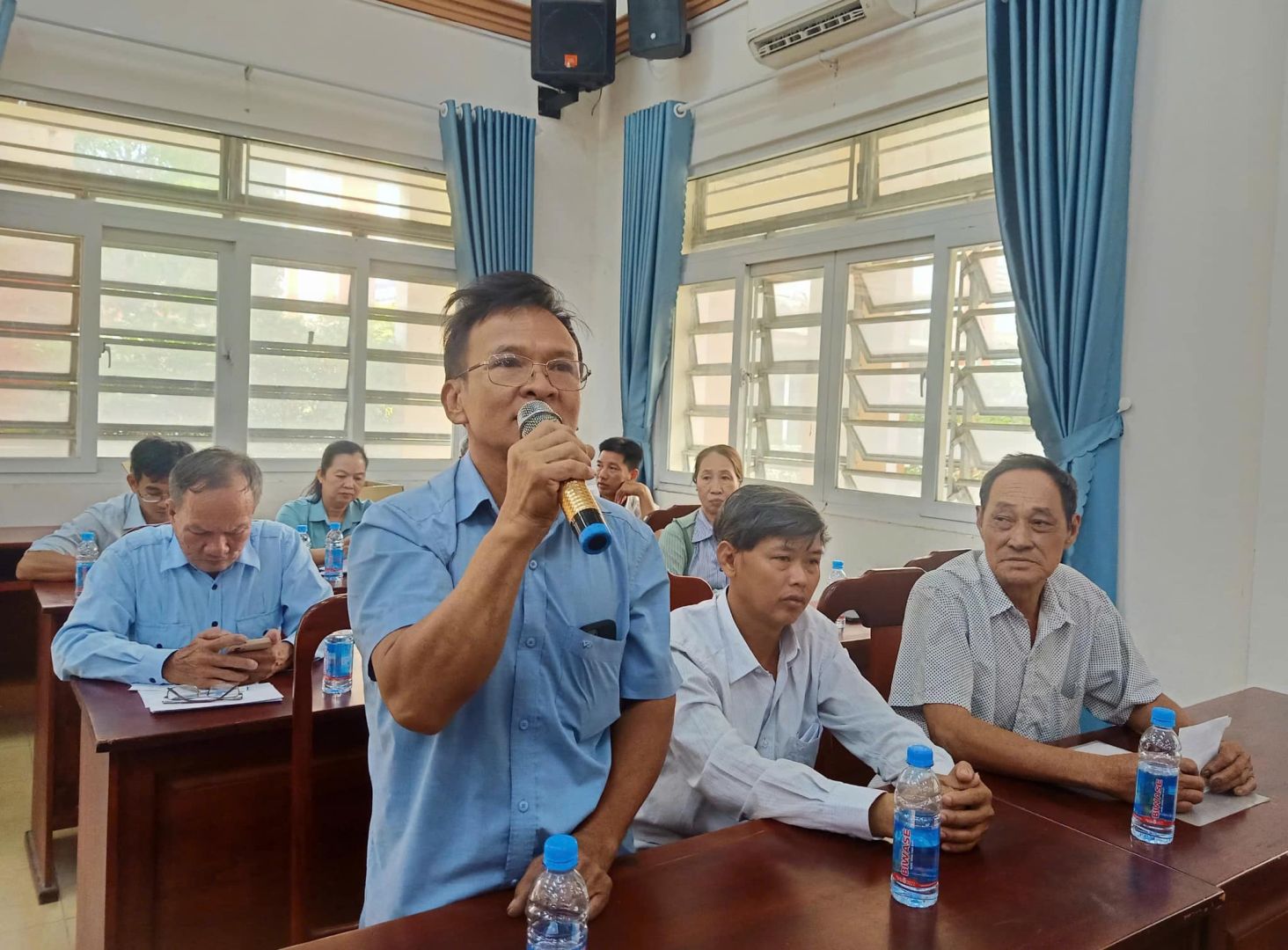 Có thể là hình ảnh về 4 người