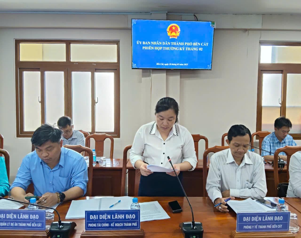 Có thể là hình ảnh về 5 người, mọi người đang học, phòng tin tức và văn bản