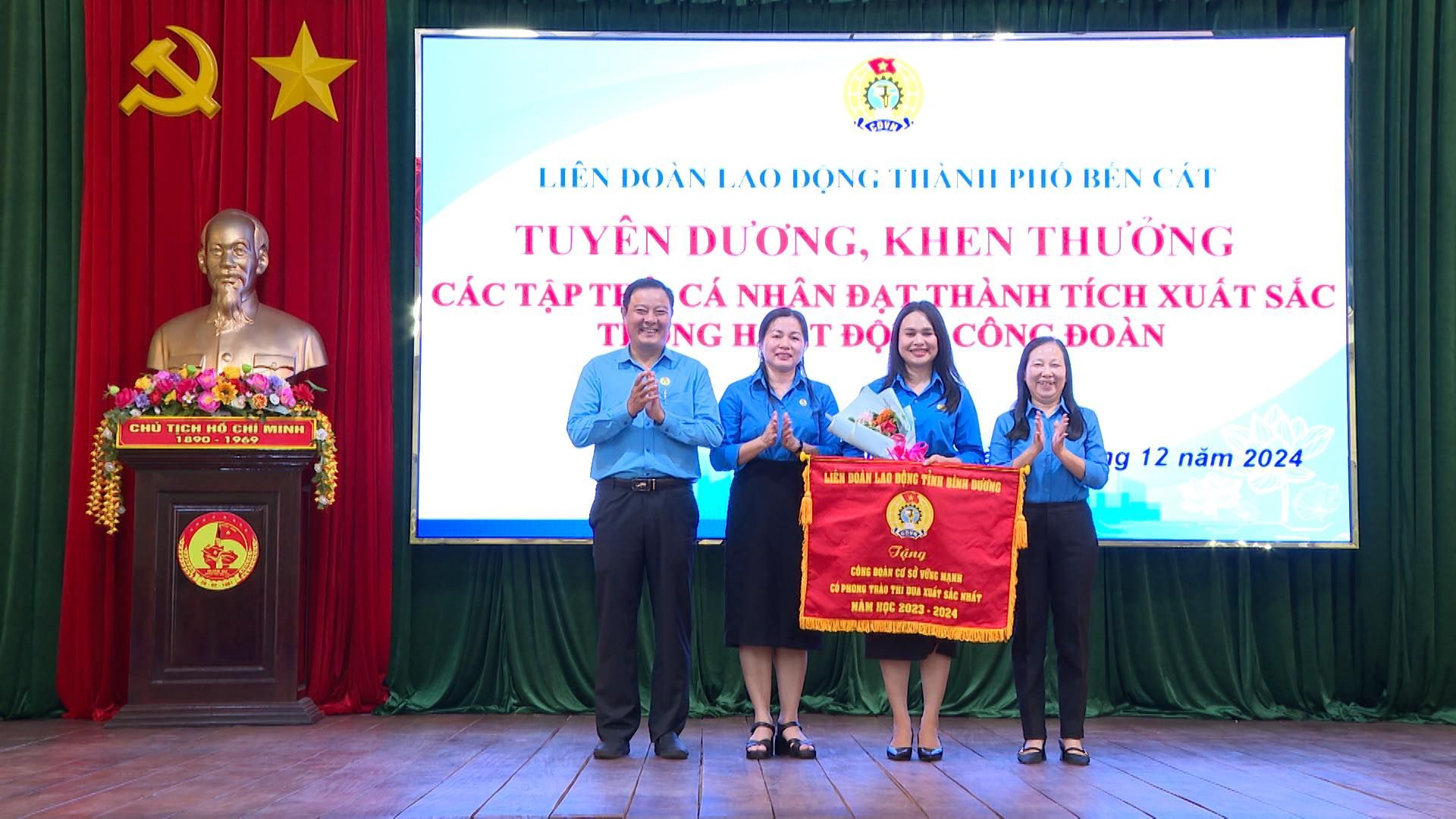 Có thể là hình ảnh về 4 người và văn bản