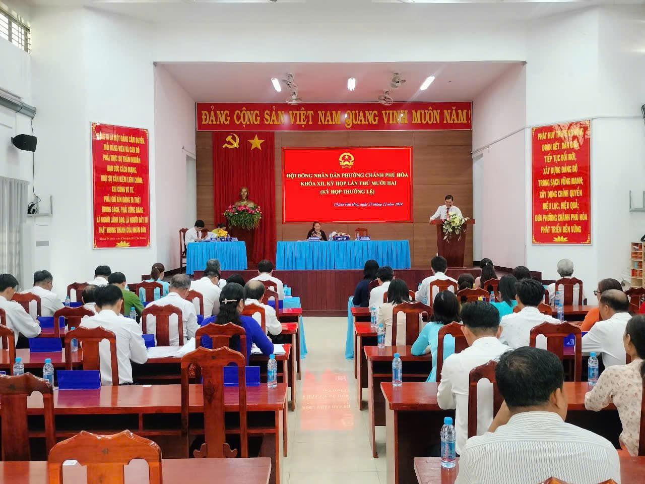 Có thể là hình ảnh về 14 người và văn bản