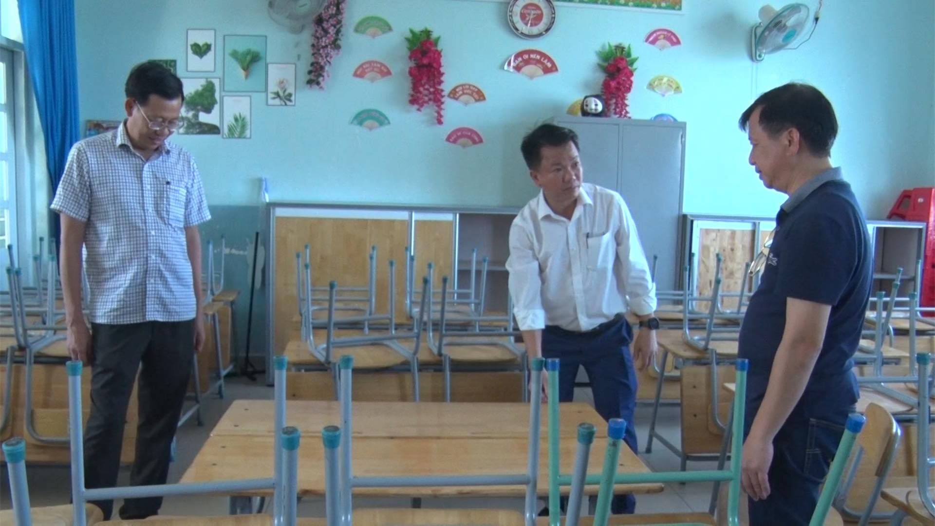 Có thể là hình ảnh về 3 người và văn bản