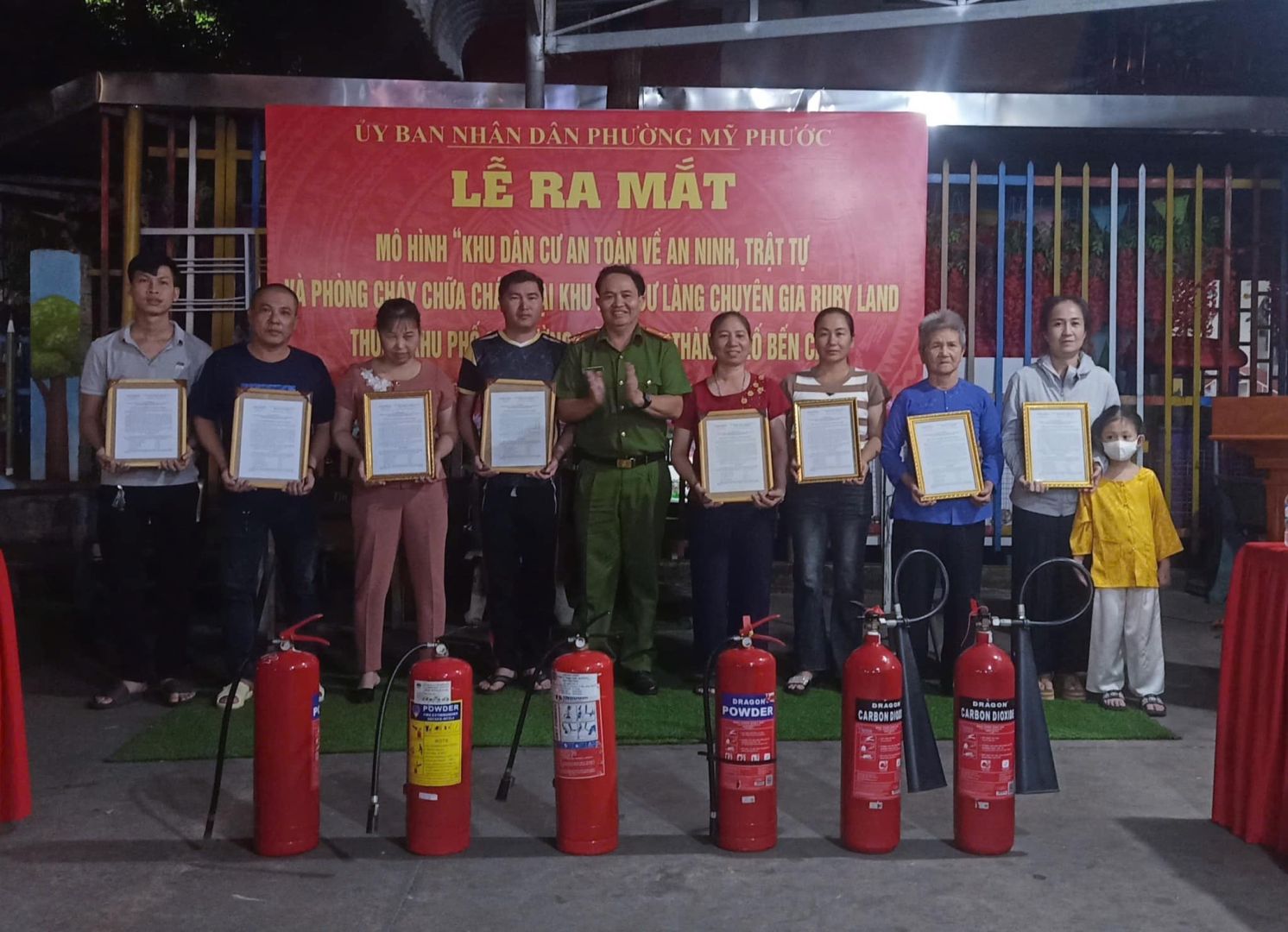 Có thể là hình ảnh về 10 người và văn bản