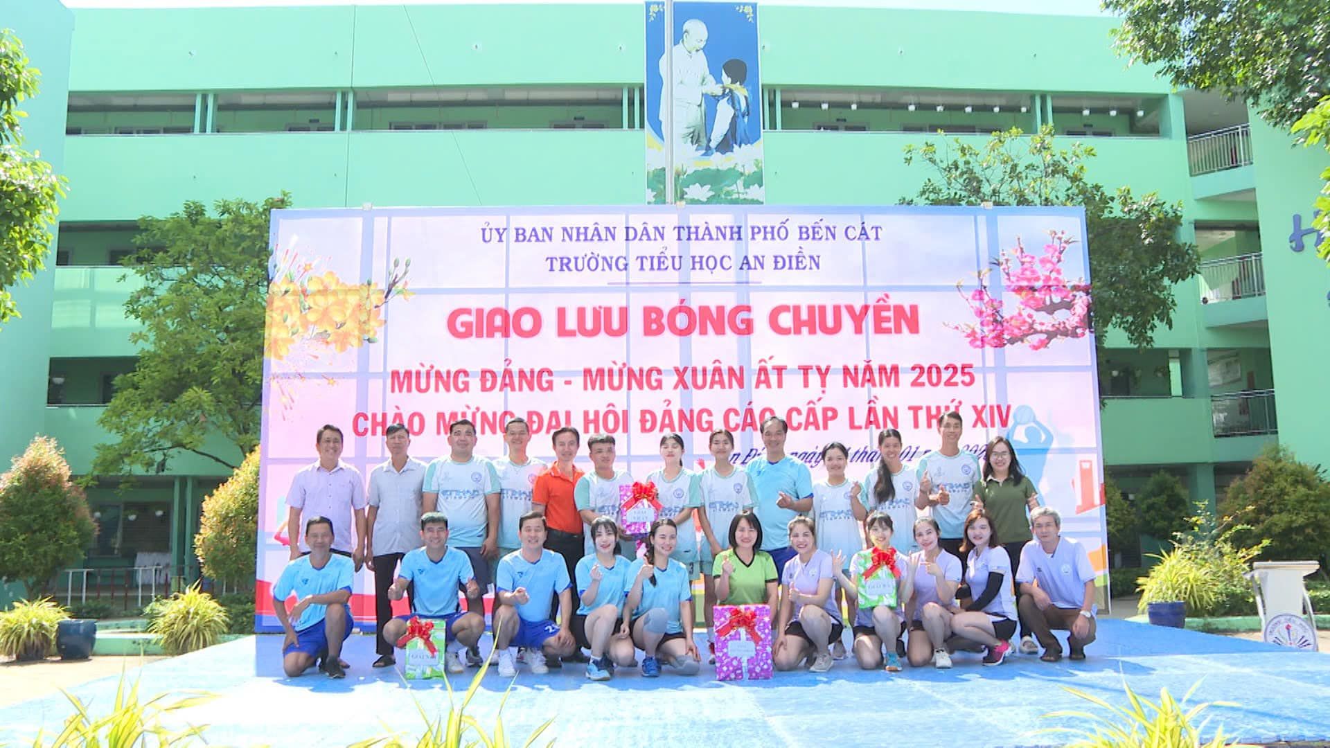 Có thể là hình ảnh về 5 người, bệnh viện và văn bản