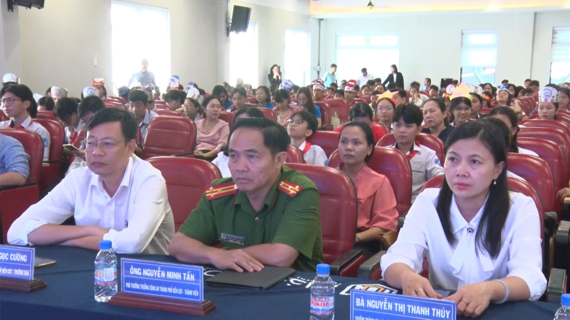 Có thể là hình ảnh về 2 người và văn bản