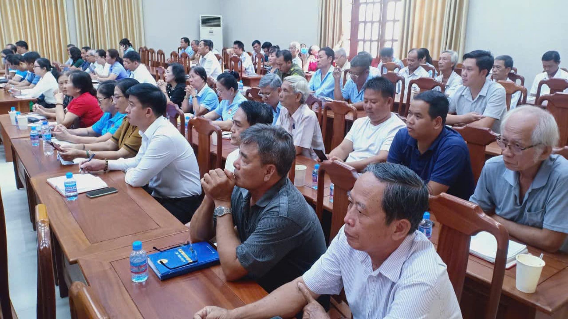 Có thể là hình ảnh về 2 người