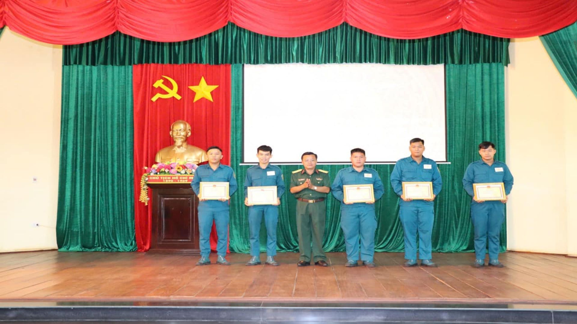 Có thể là hình ảnh về 6 người và văn bản