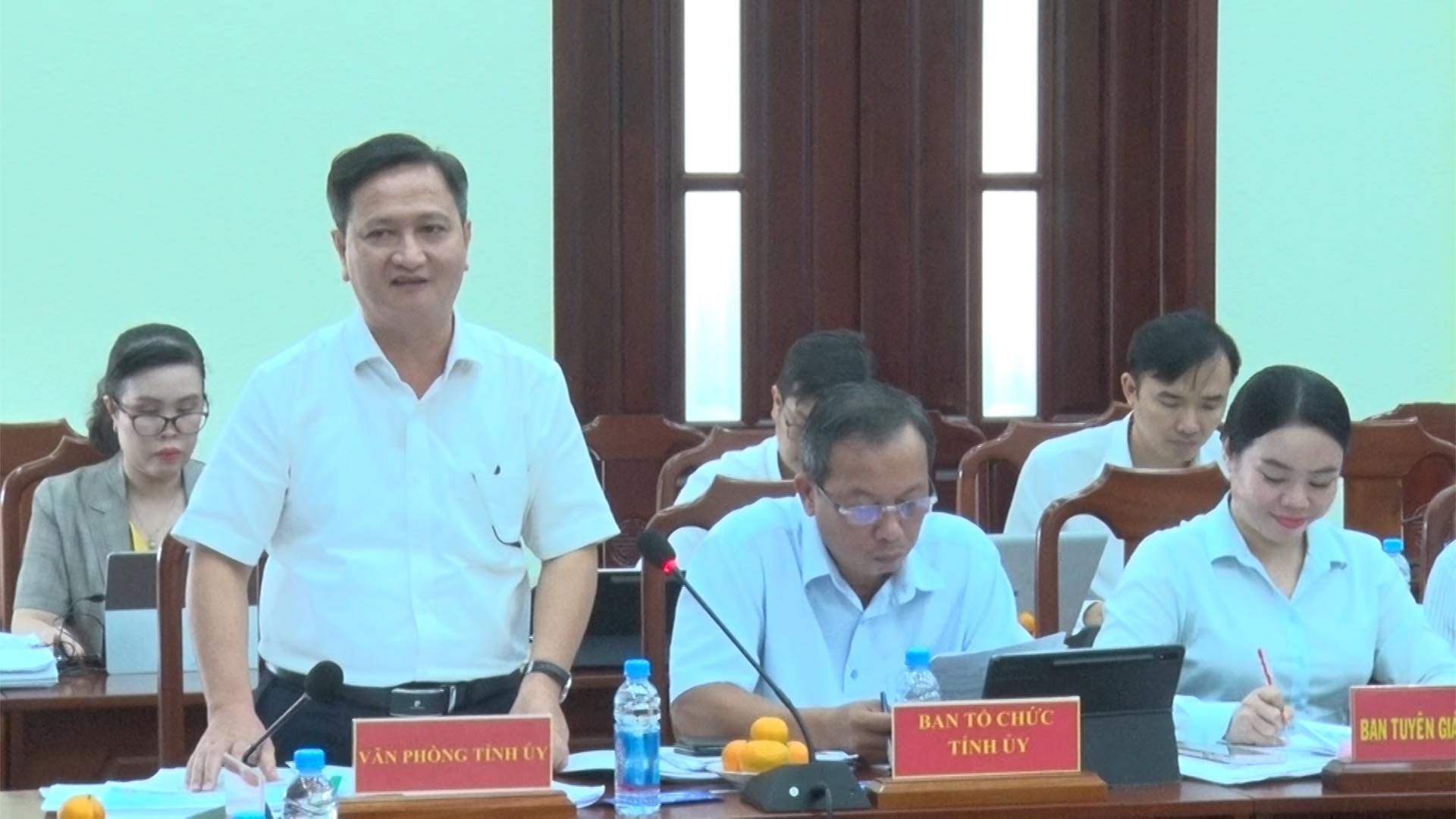 Có thể là hình ảnh về 5 người và văn bản