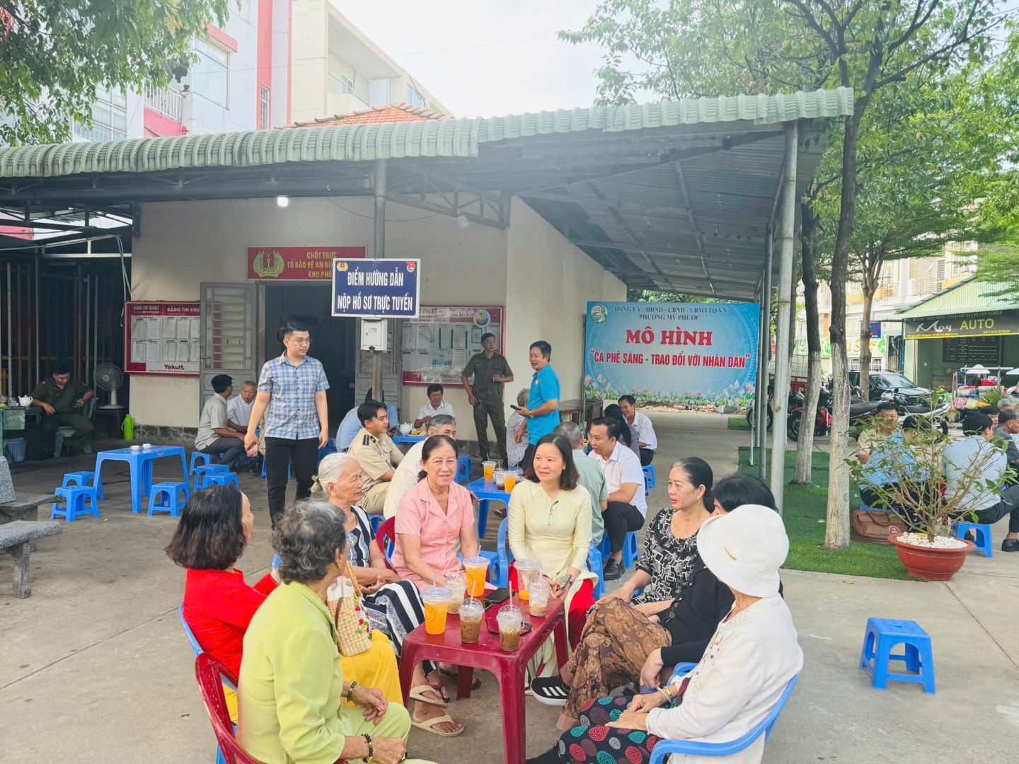 Có thể là hình ảnh về 12 người, bệnh viện và văn bản