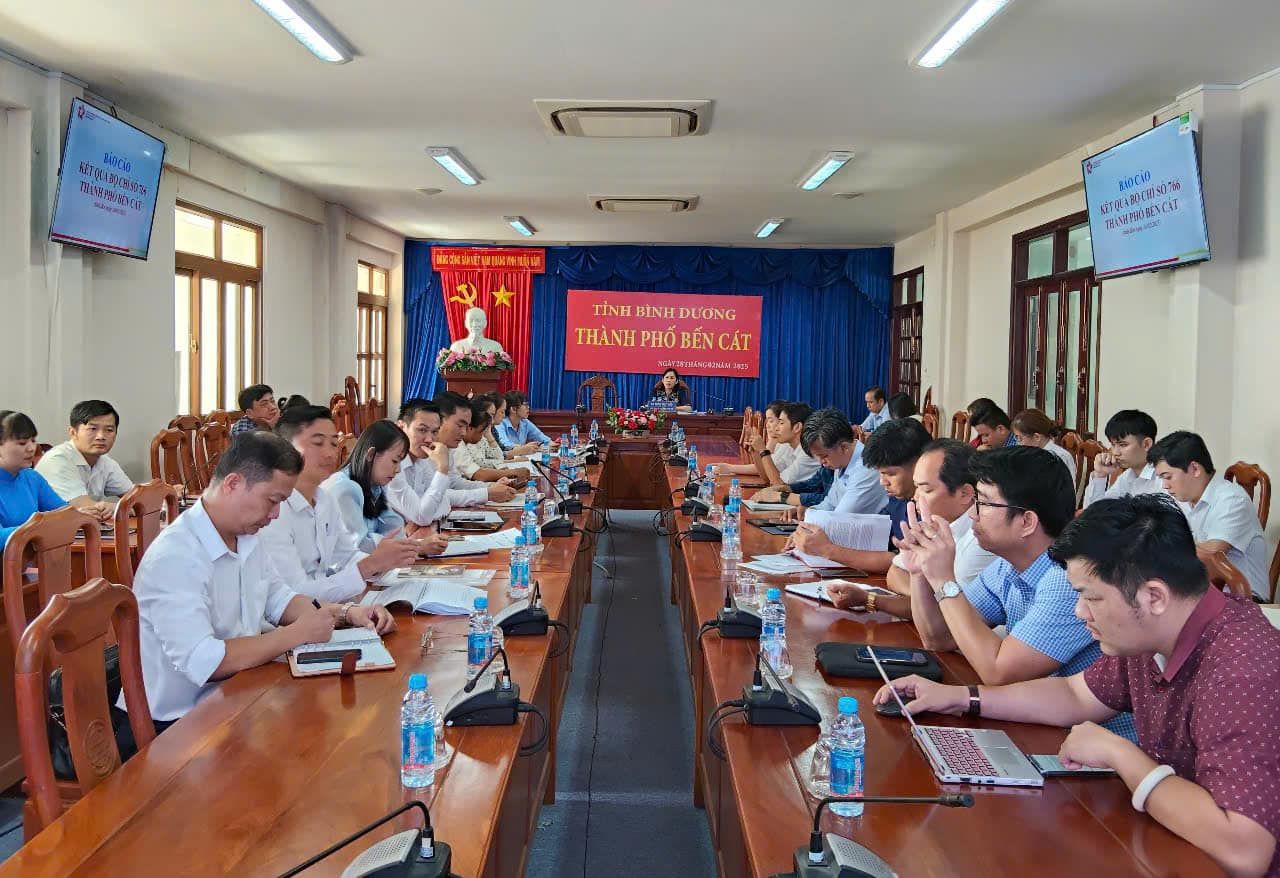 Có thể là hình ảnh về 5 người và văn bản