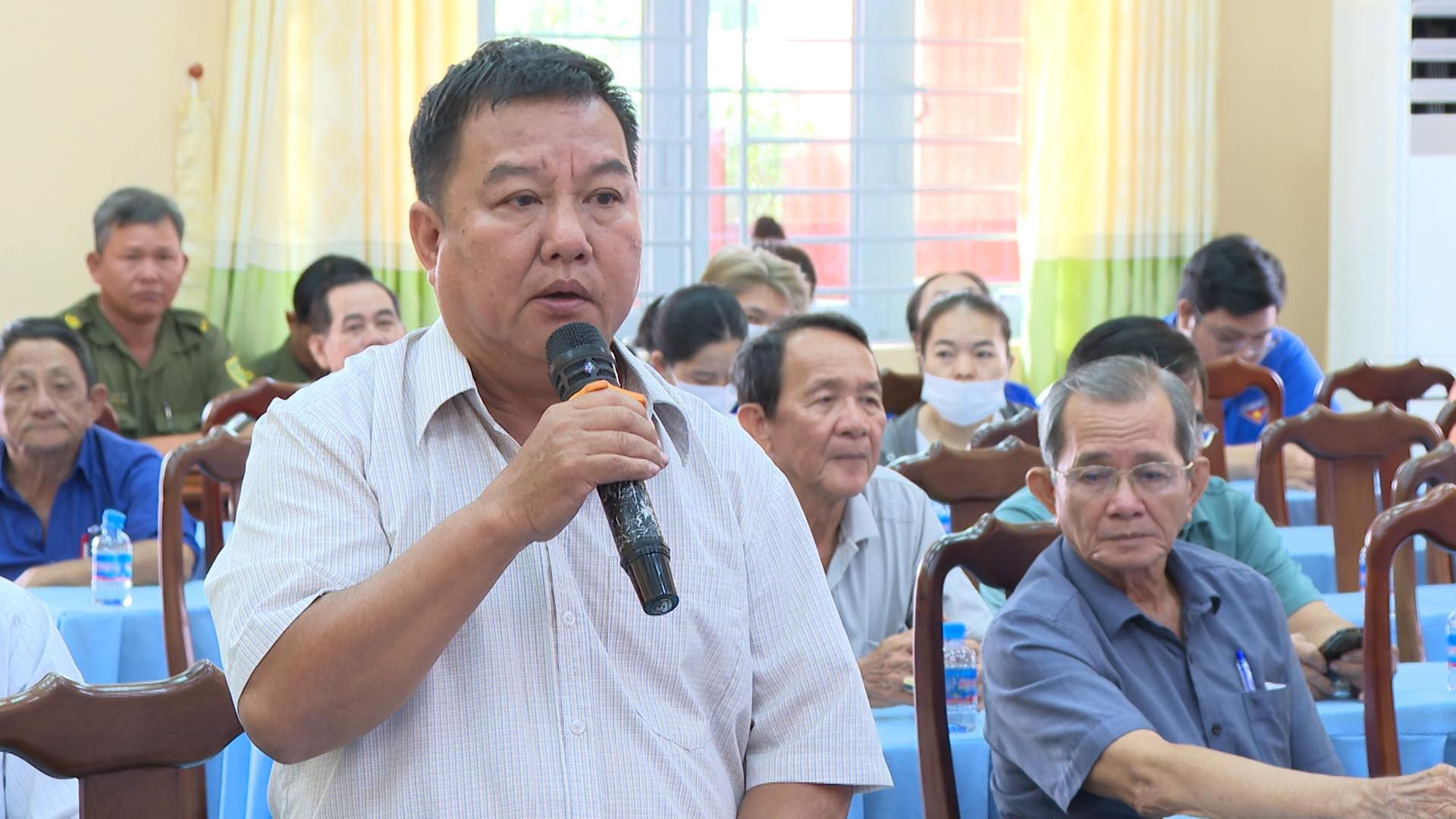 Có thể là hình ảnh về 6 người