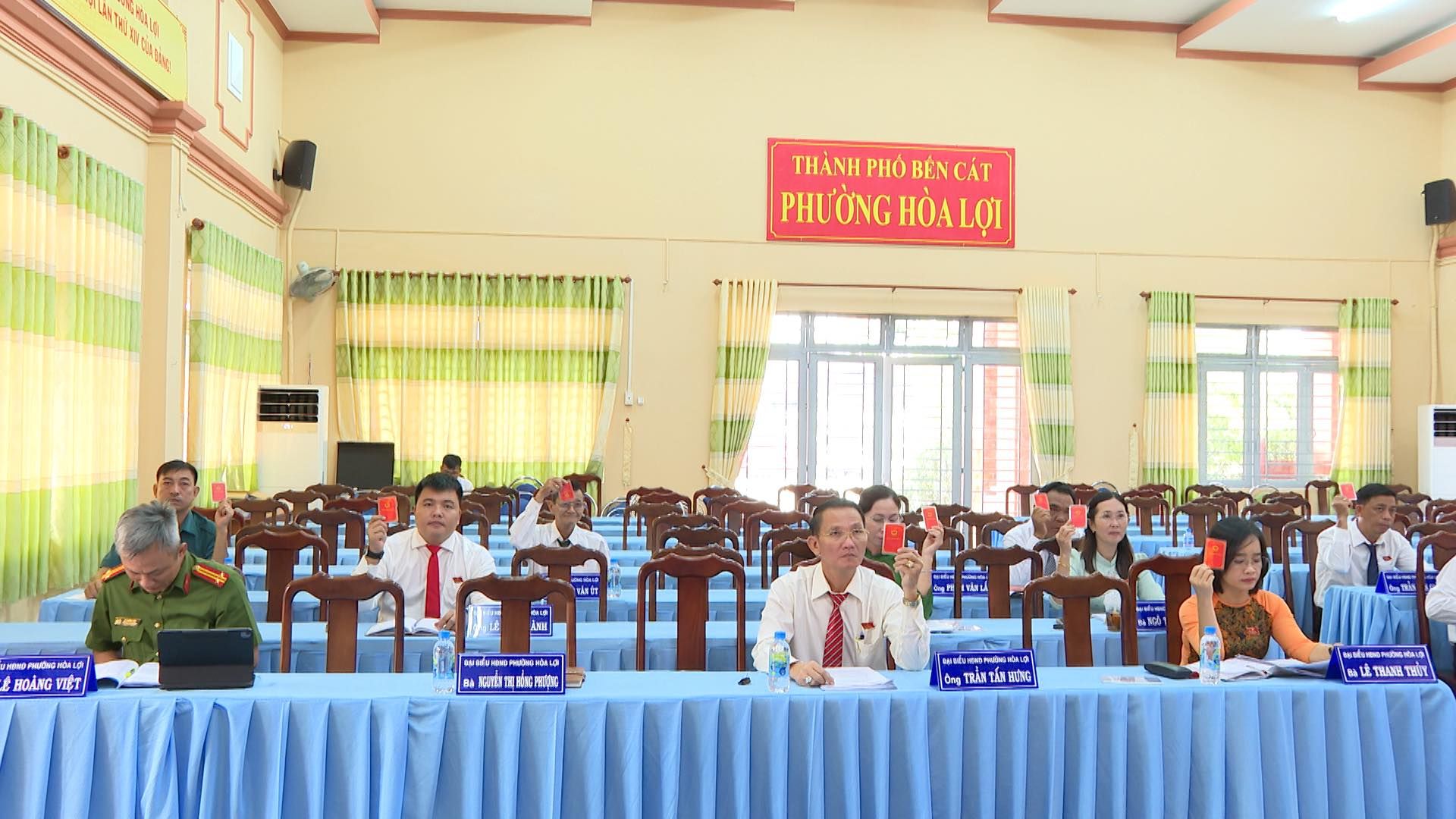 Có thể là hình ảnh về 8 người, cái bục và văn bản