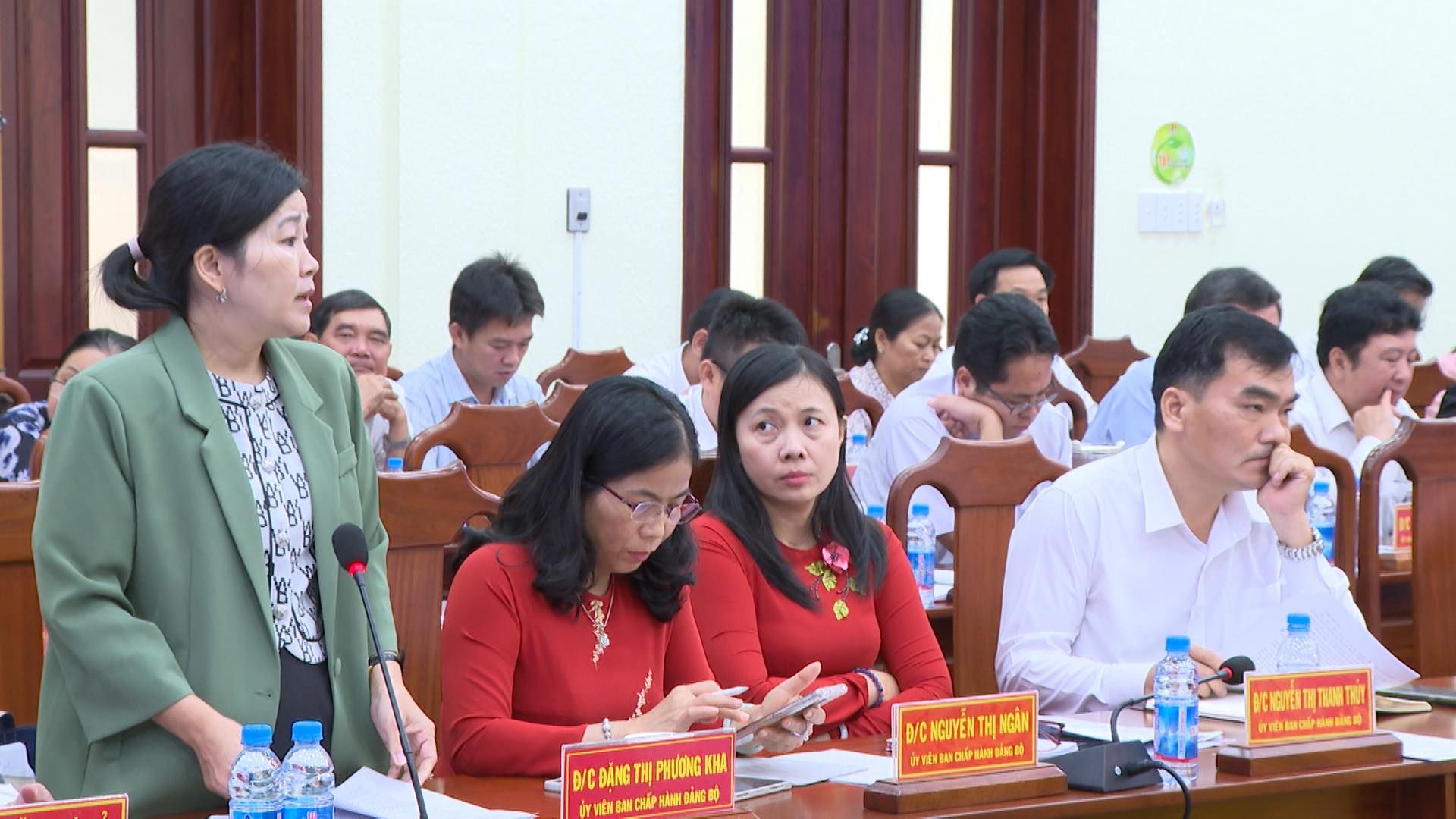 Có thể là hình ảnh về 7 người và văn bản