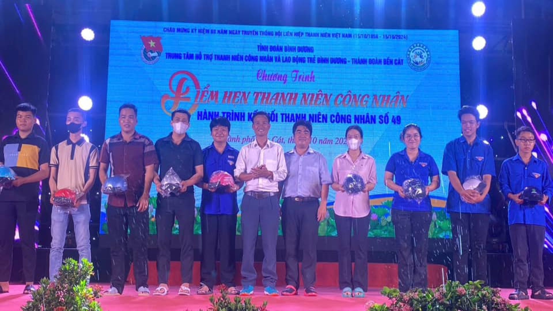 Có thể là hình ảnh về 11 người, cái bục và văn bản