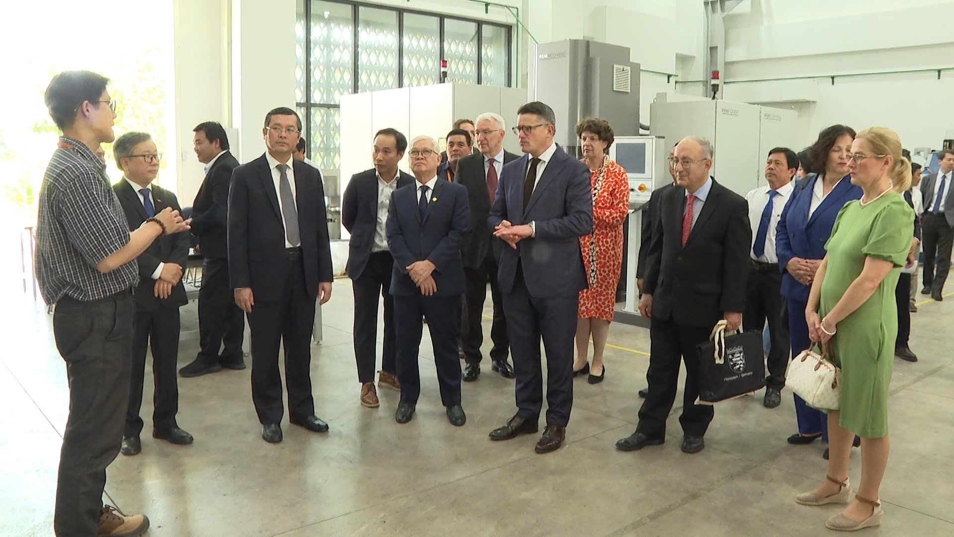 Có thể là hình ảnh về 13 người